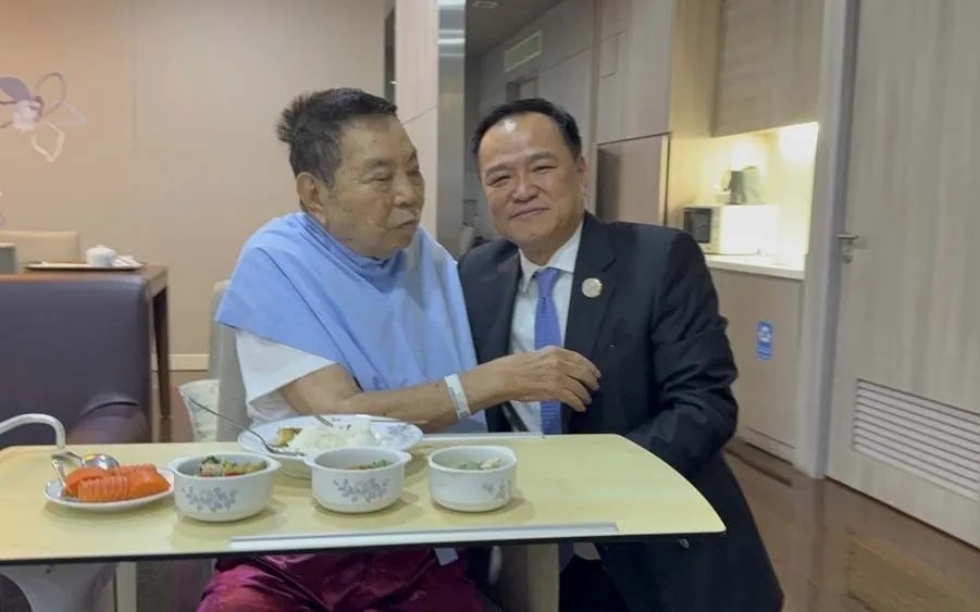 Hình ảnh tân thủ tướng Thái Lan quỳ gối bên cha sau khi đắc cử
