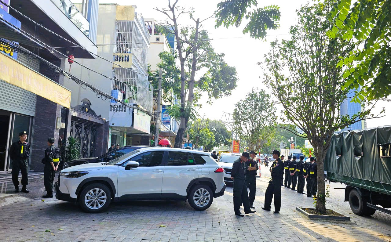 Hàng chục cảnh sát phong tỏa, khám xét nhà 1 dân anh chị không kém Tuấn "thần đèn" ở Thanh Hóa- Ảnh 2.