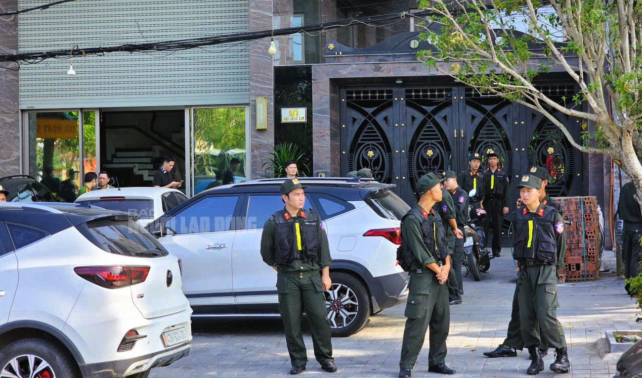 Hàng chục cảnh sát phong tỏa, khám xét nhà 1 dân anh chị không kém Tuấn "thần đèn" ở Thanh Hóa- Ảnh 1.