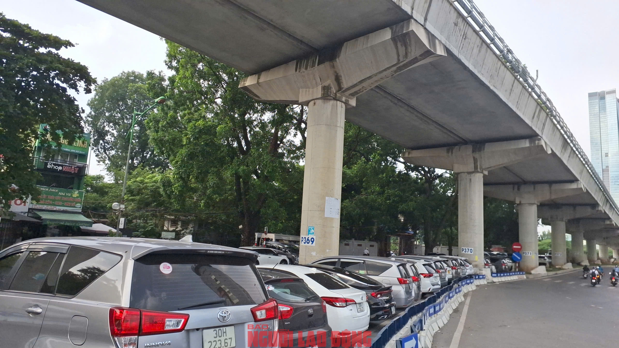 C&aacute;c b&atilde;i giữ xe dưới gầm cầu cạn ở H&agrave; Nội: Chỗ đ&oacute;ng cửa, chỗ vẫn nhận giữ xe- Ảnh 4.