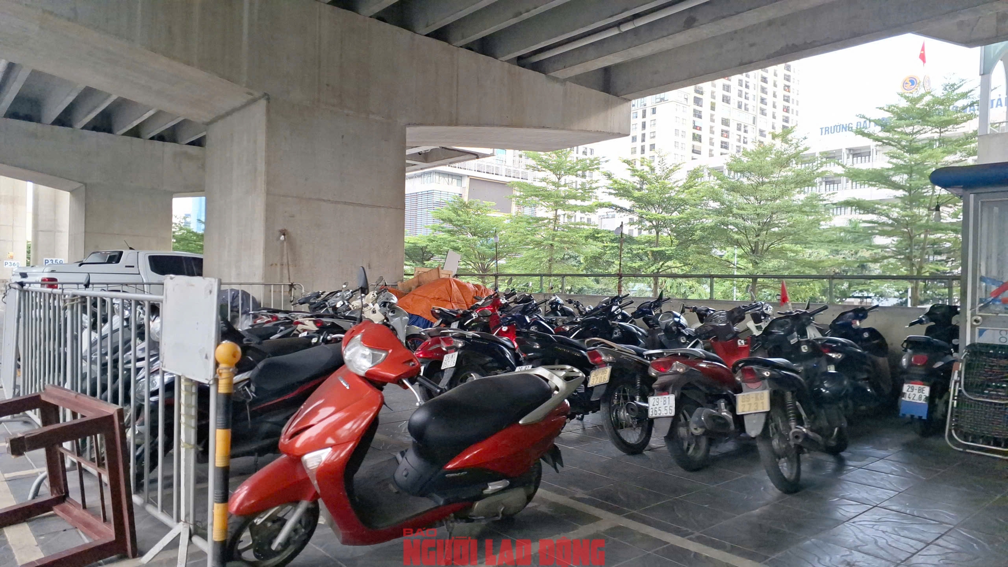 C&aacute;c b&atilde;i giữ xe dưới gầm cầu cạn ở H&agrave; Nội: Chỗ đ&oacute;ng cửa, chỗ vẫn nhận giữ xe- Ảnh 5.