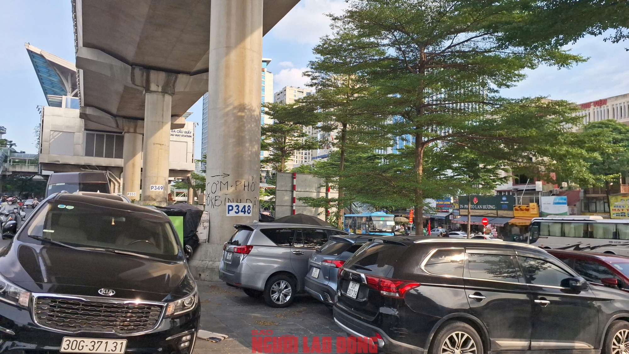 C&aacute;c b&atilde;i giữ xe dưới gầm cầu cạn ở H&agrave; Nội: Chỗ đ&oacute;ng cửa, chỗ vẫn nhận giữ xe- Ảnh 7.