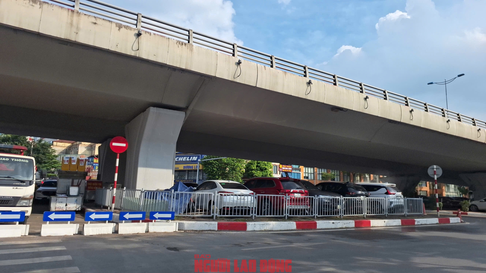 C&aacute;c b&atilde;i giữ xe dưới gầm cầu cạn ở H&agrave; Nội: Chỗ đ&oacute;ng cửa, chỗ vẫn nhận giữ xe- Ảnh 8.