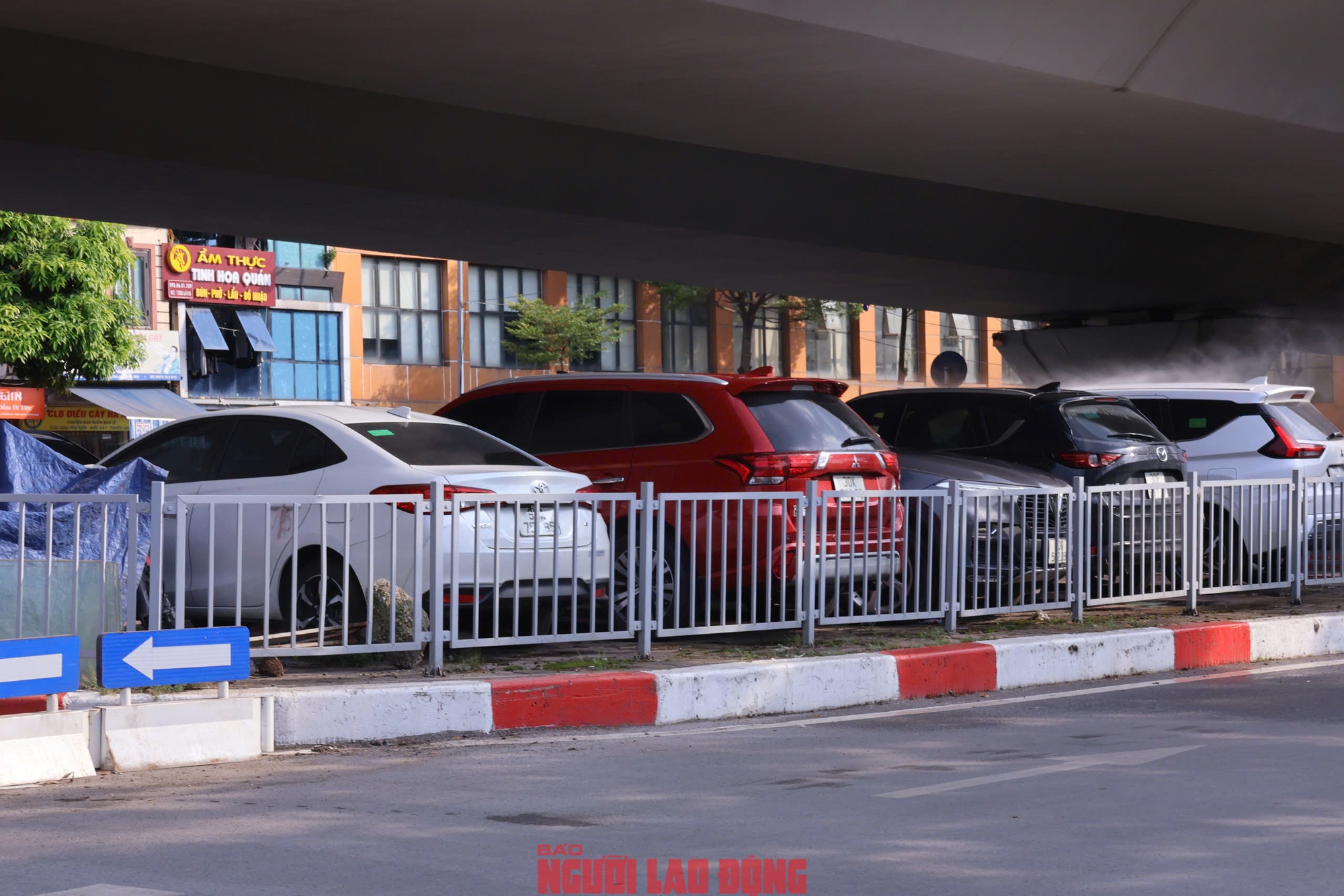 C&aacute;c b&atilde;i giữ xe dưới gầm cầu cạn ở H&agrave; Nội: Chỗ đ&oacute;ng cửa, chỗ vẫn nhận giữ xe- Ảnh 9.