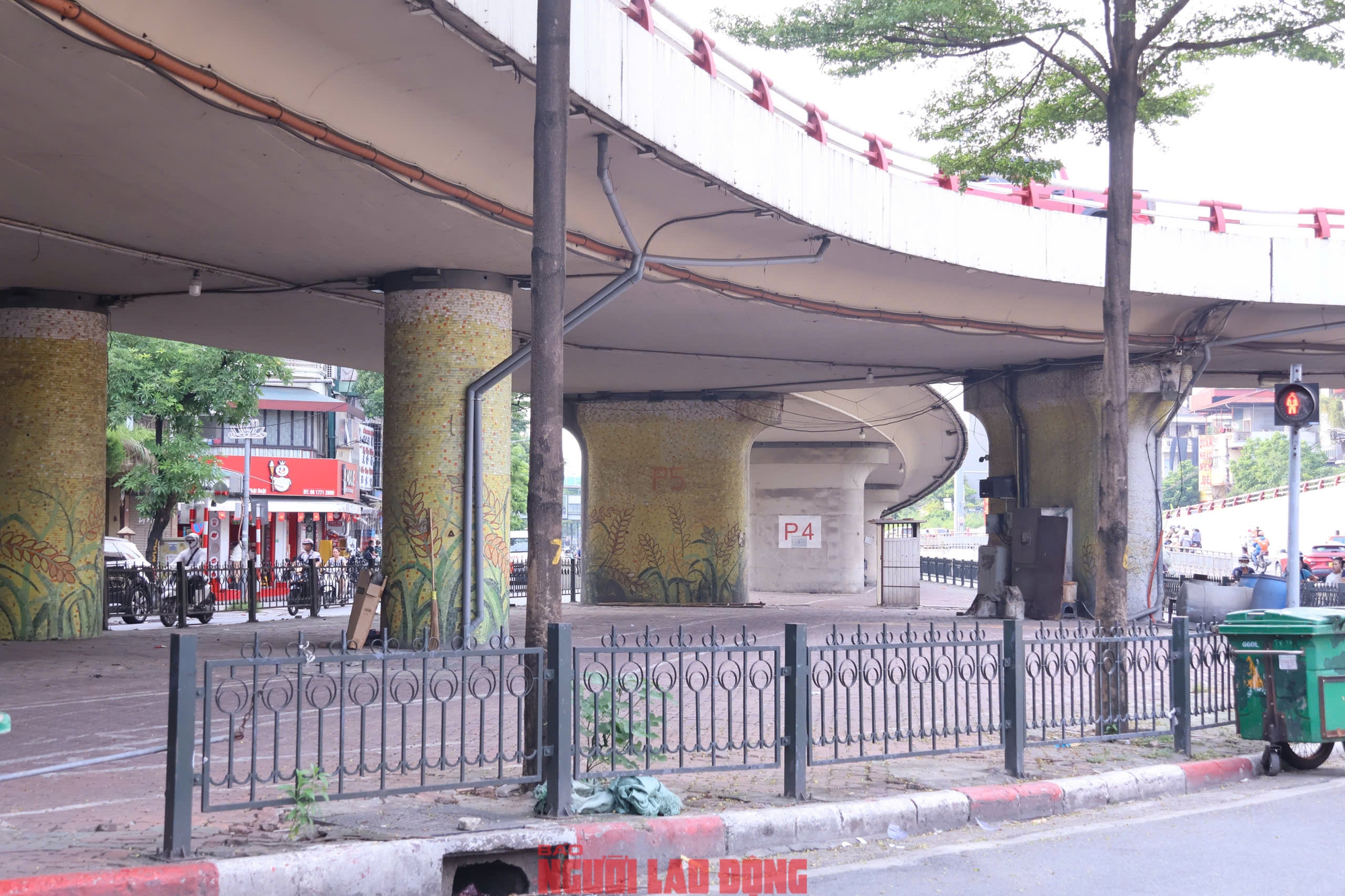 C&aacute;c b&atilde;i giữ xe dưới gầm cầu cạn ở H&agrave; Nội: Chỗ đ&oacute;ng cửa, chỗ vẫn nhận giữ xe- Ảnh 3.
