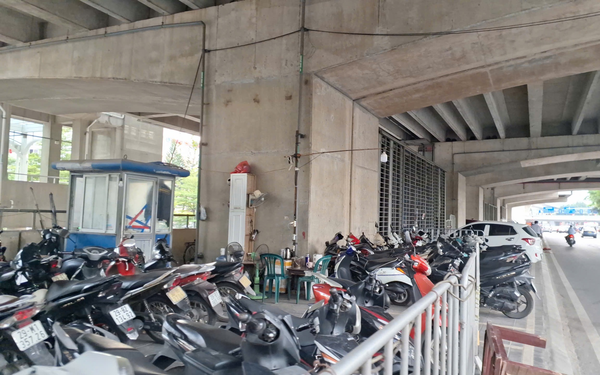 Các bãi giữ xe dưới gầm cầu cạn ở Hà Nội: Chỗ đóng cửa, chỗ vẫn nhận giữ xe