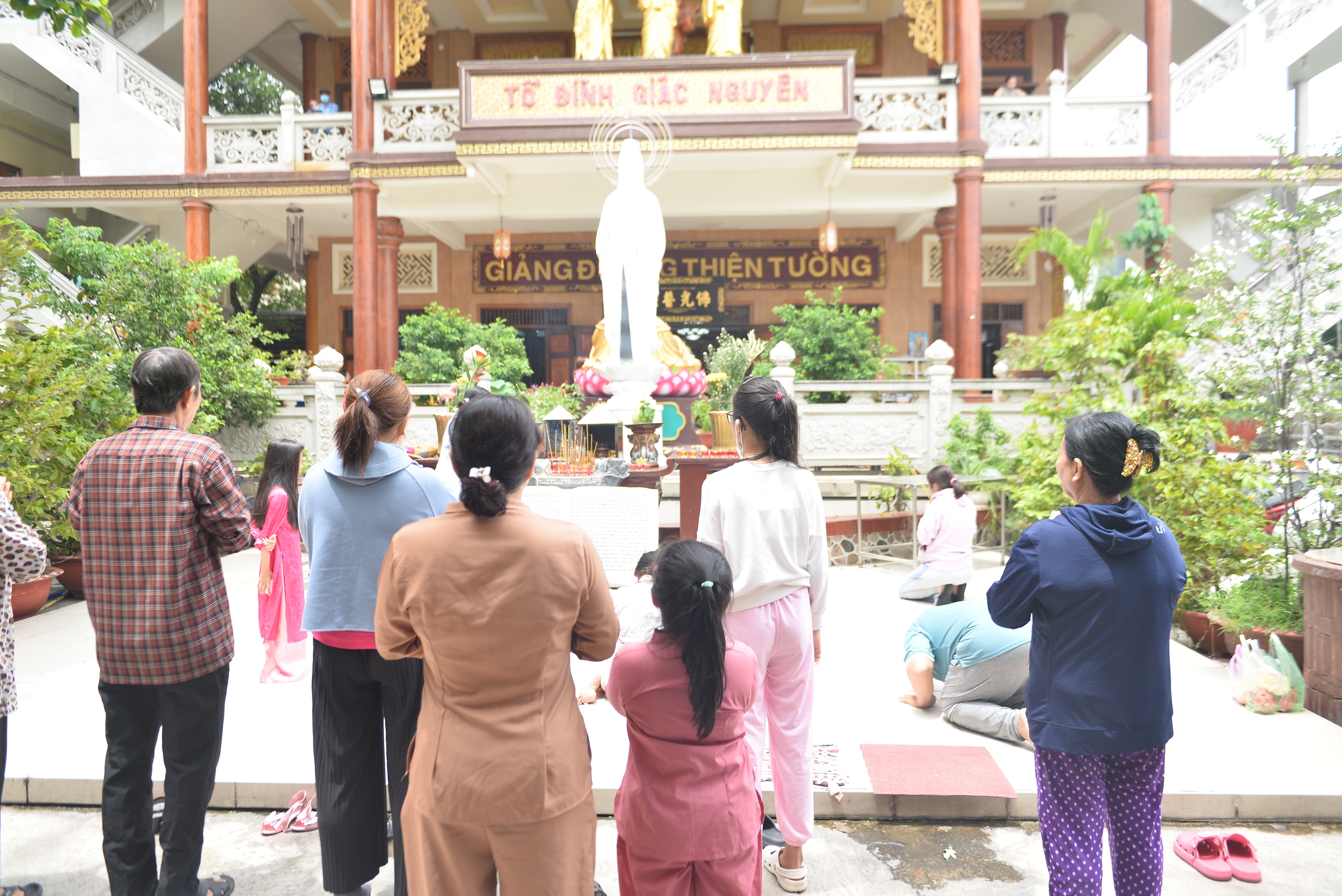 Kh&ocirc;ng kh&iacute; Lễ Vu Lan tại TP HCM: B&ocirc;ng hồng tri &acirc;n nở rộ, ng&agrave;n Phật tử hướng về cha mẹ- Ảnh 2.