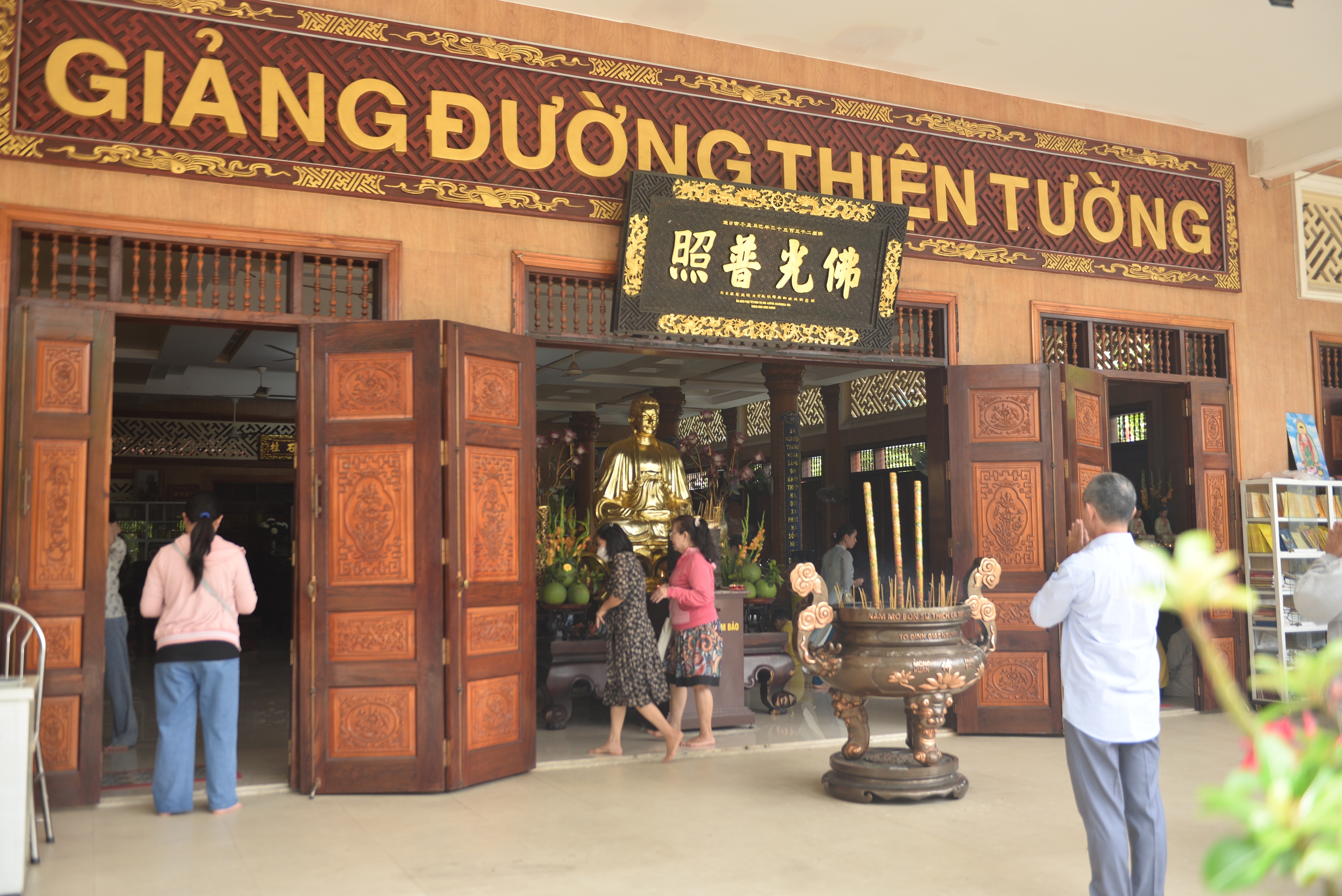 Kh&ocirc;ng kh&iacute; Lễ Vu Lan tại TP HCM: B&ocirc;ng hồng tri &acirc;n nở rộ, ng&agrave;n Phật tử hướng về cha mẹ- Ảnh 3.