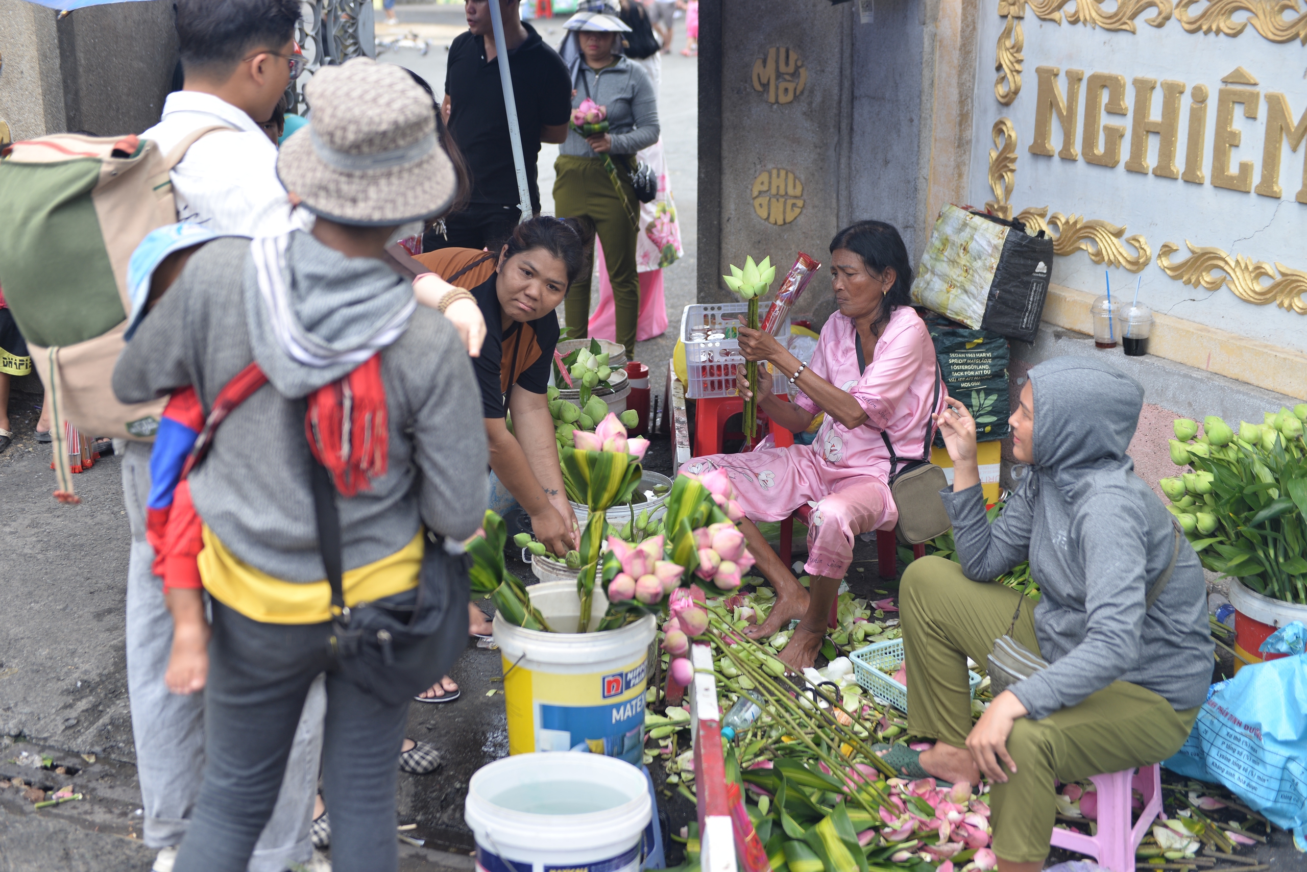 Kh&ocirc;ng kh&iacute; Lễ Vu Lan tại TP HCM: B&ocirc;ng hồng tri &acirc;n nở rộ, ng&agrave;n Phật tử hướng về cha mẹ- Ảnh 7.