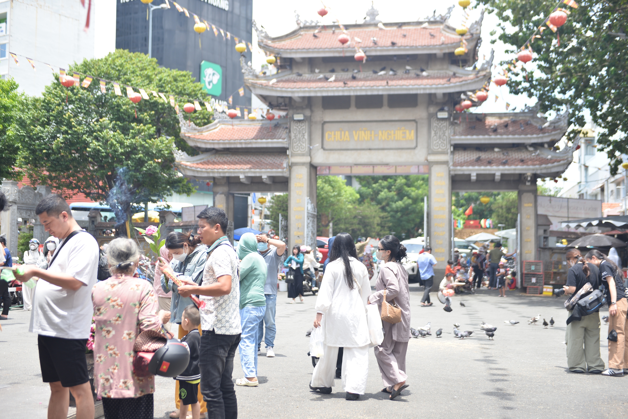 Kh&ocirc;ng kh&iacute; Lễ Vu Lan tại TP HCM: B&ocirc;ng hồng tri &acirc;n nở rộ, ng&agrave;n Phật tử hướng về cha mẹ- Ảnh 5.