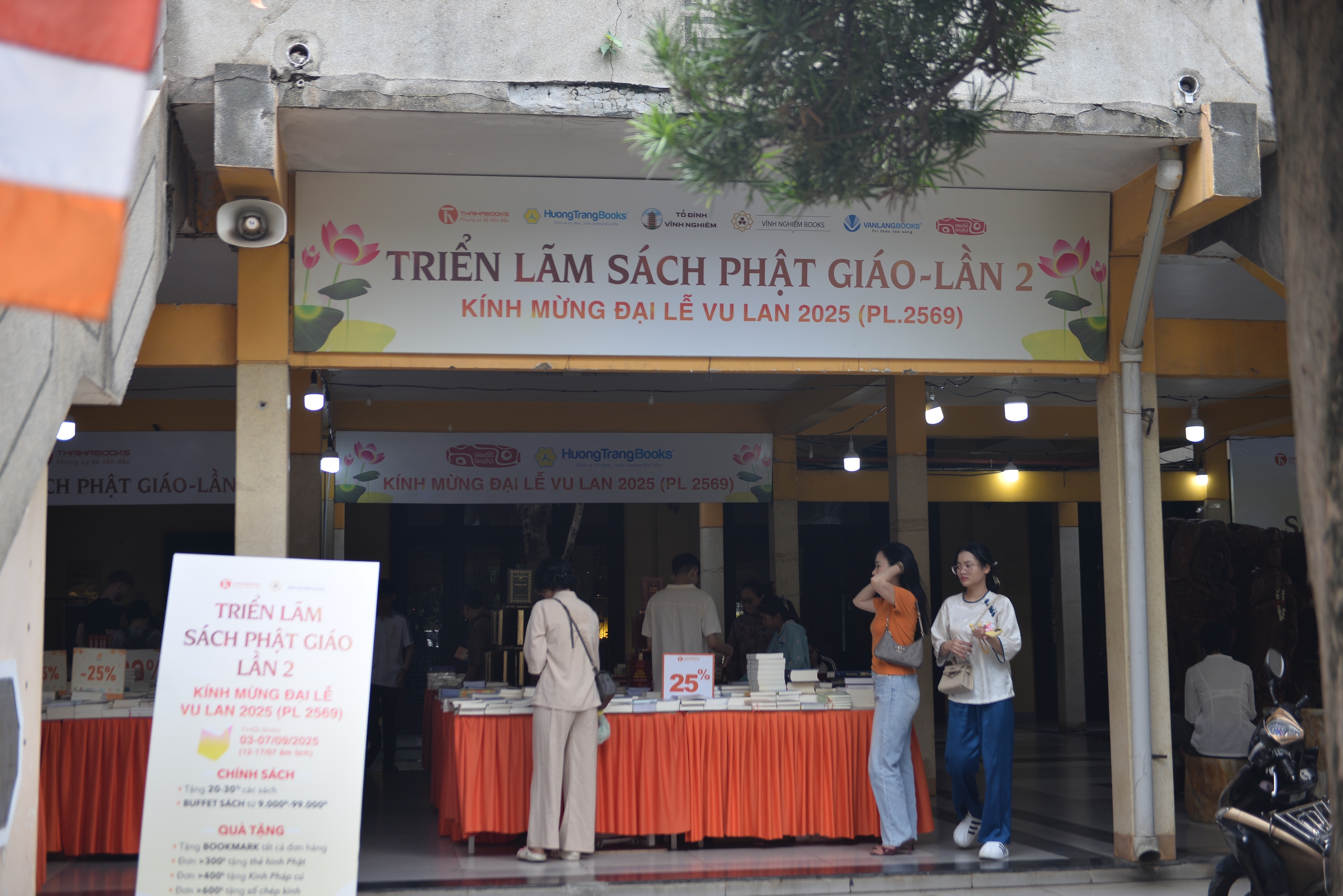 Kh&ocirc;ng kh&iacute; Lễ Vu Lan tại TP HCM: B&ocirc;ng hồng tri &acirc;n nở rộ, ng&agrave;n Phật tử hướng về cha mẹ- Ảnh 4.