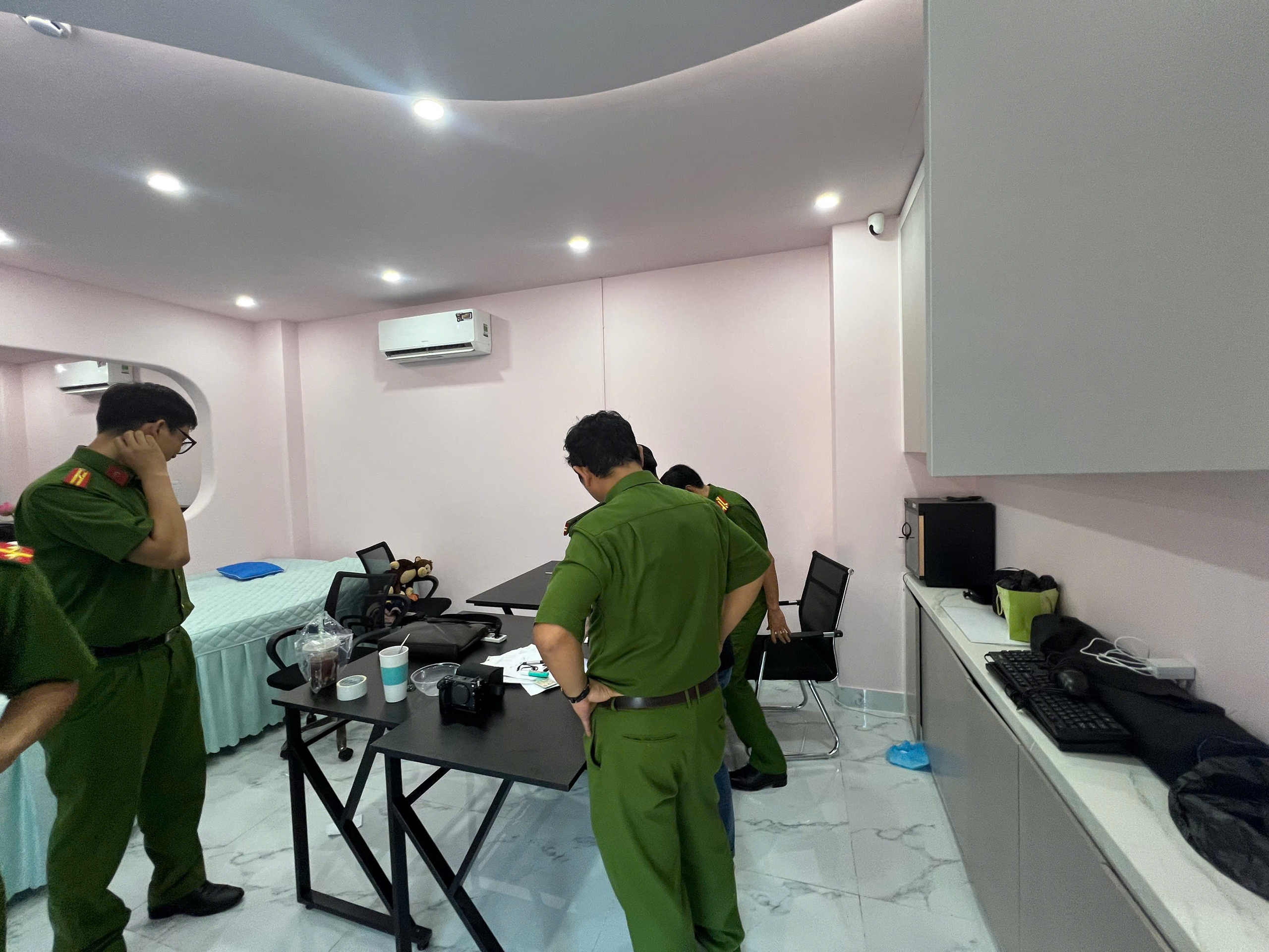 Công an TP HCM bắt bà chủ thẩm mỹ viện Ho.pital SW - Ảnh 4.