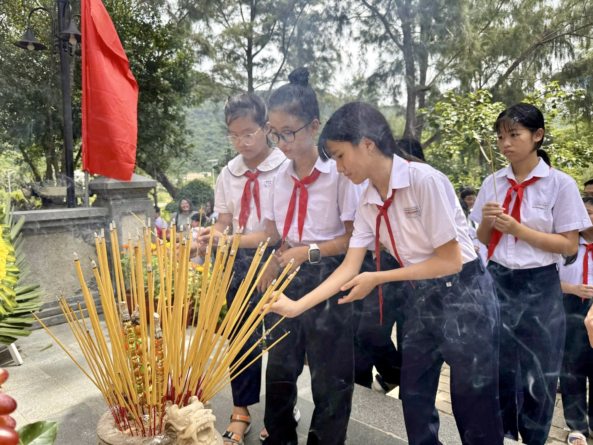 Dâng hương, dâng hoa tưởng niệm 83 năm ngày hy sinh của cố Tổng Bí thư Lê Hồng Phong- Ảnh 3.