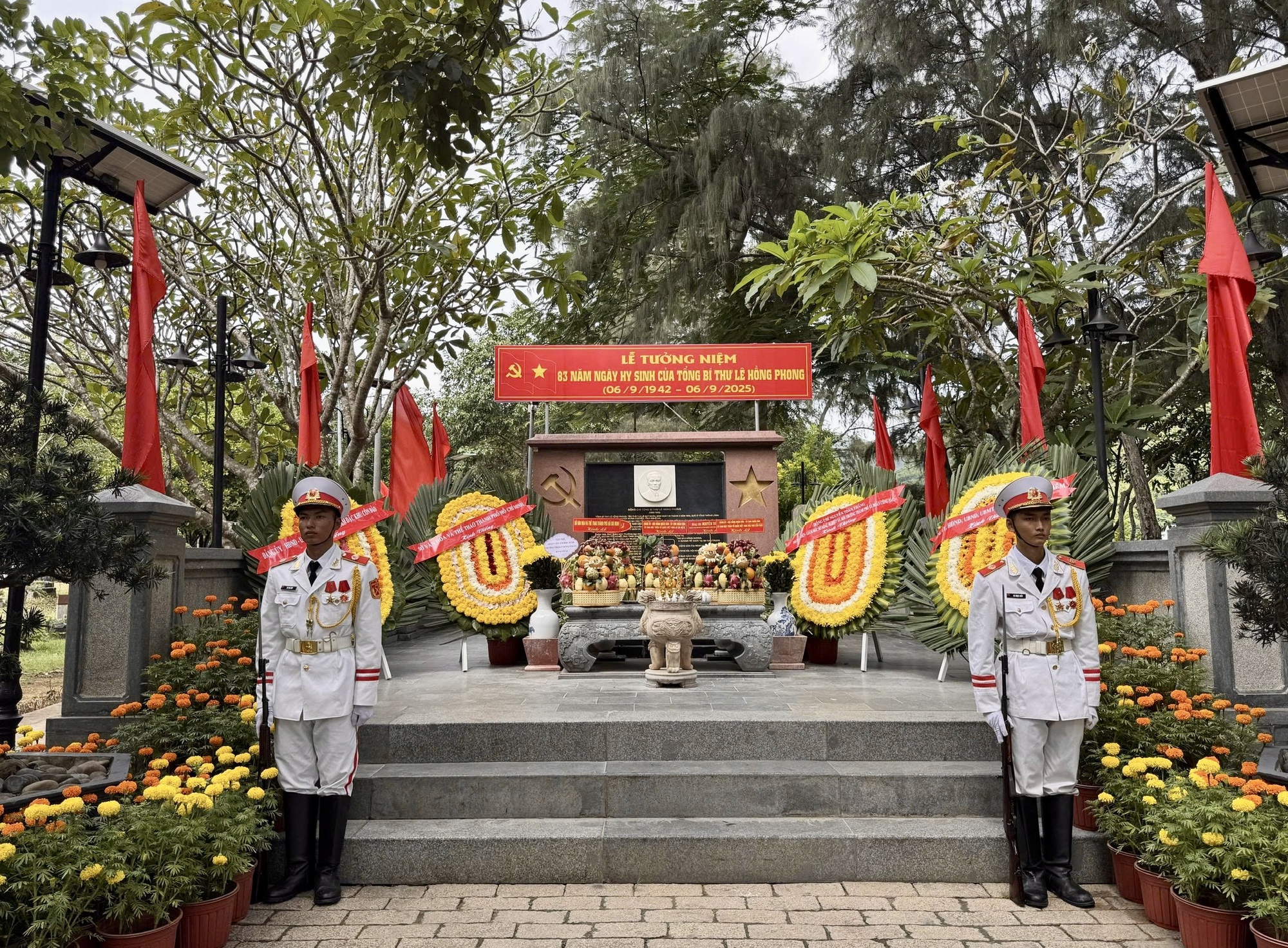Dâng hương, dâng hoa tưởng niệm 83 năm ngày hy sinh của cố Tổng Bí thư Lê Hồng Phong- Ảnh 1.