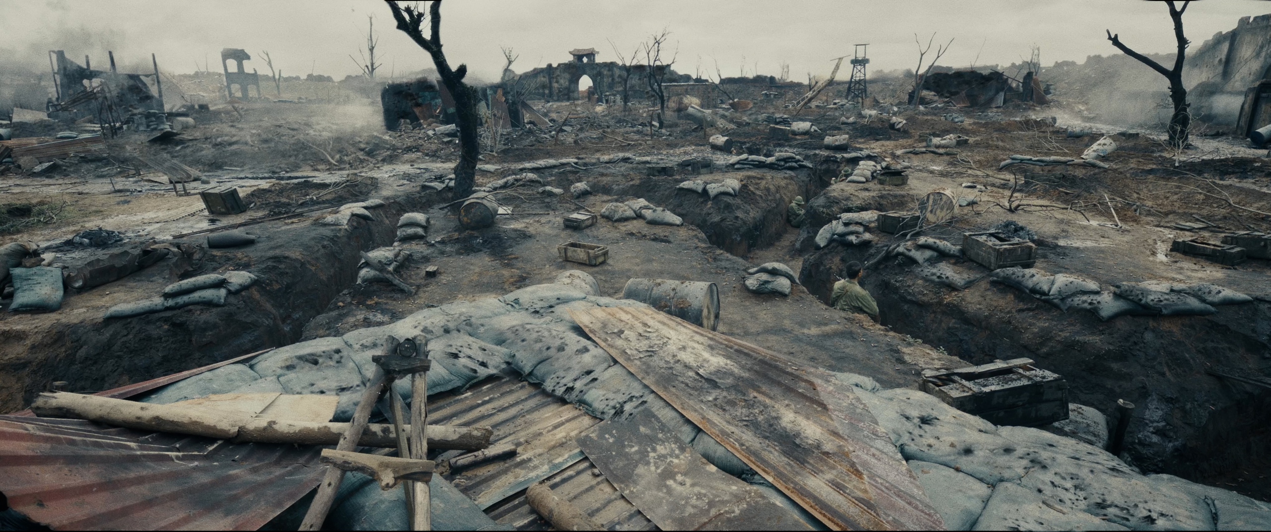 "Mưa đỏ" vượt mốc 500 tỉ đồng, bám sát "Mai" của Trấn Thành - Ảnh 5.