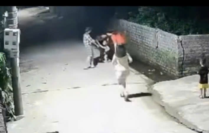 VIDEO: Bé trai 4 tuổi nhanh trí hô hoán người lớn cứu em 2 tuổi rơi xuống mương nước- Ảnh 2.