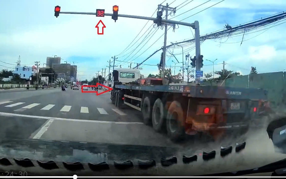 Clip ghi khoảnh khắc thót tim khiến tài xế có thể bị xử phạt hàng chục triệu đồng