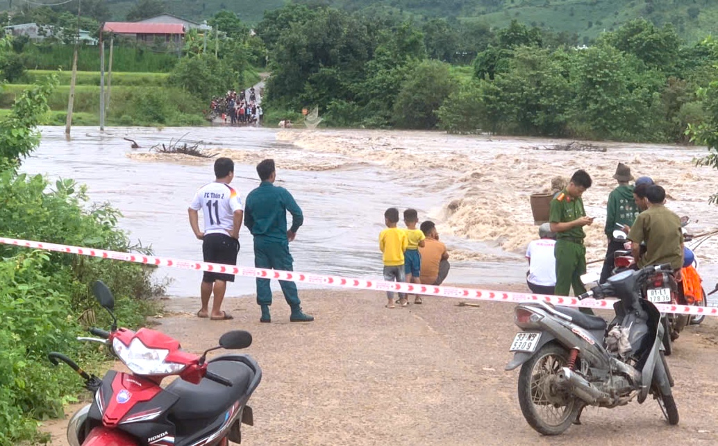 Nước lũ đổ về Gia Lai , 341 hộ d&acirc;n bị chia cắt trong mưa lớn - Ảnh 2.