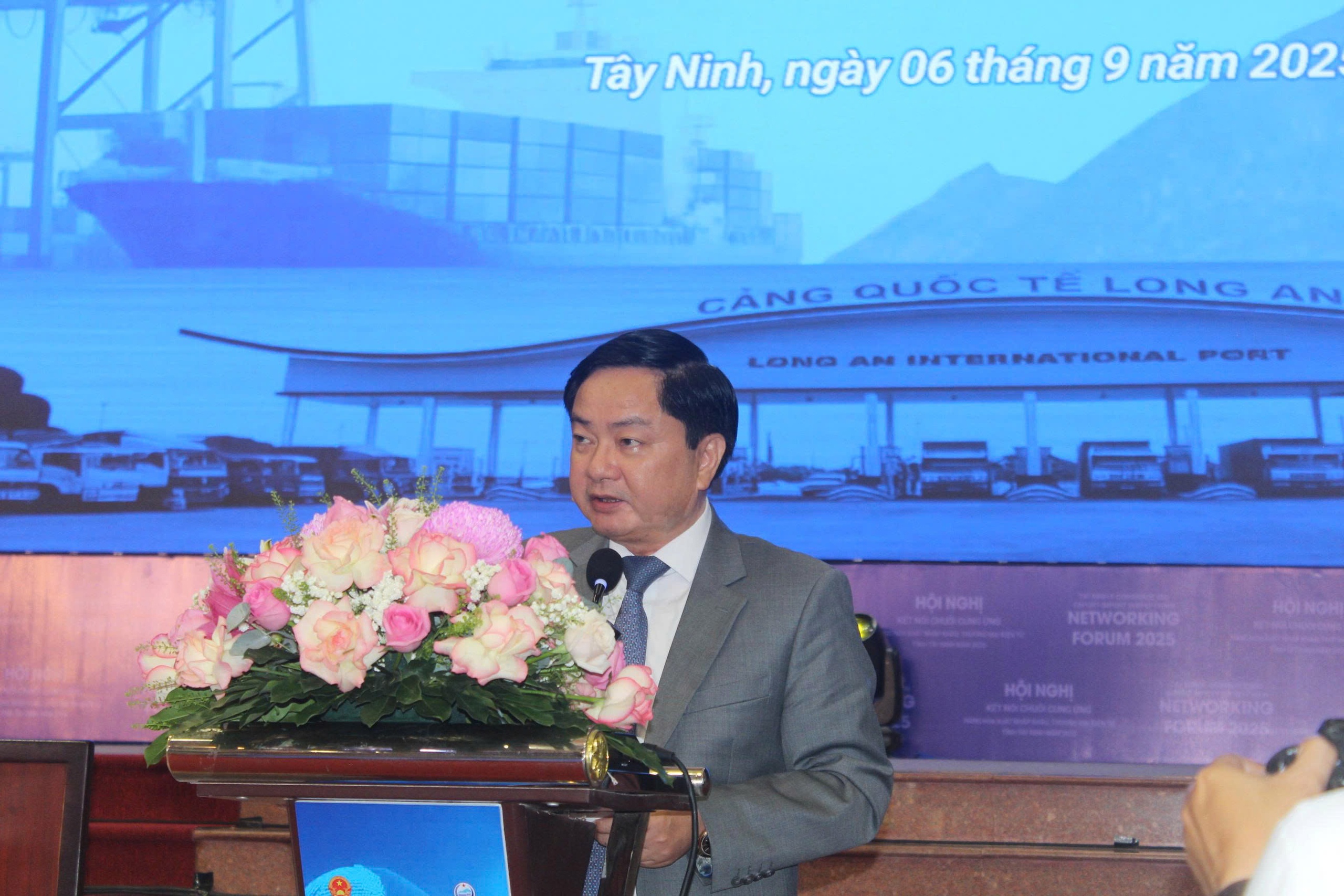 B&iacute; thư Tỉnh ủy T&acirc;y Ninh ph&aacute;t biểu cam kết tại một hội nghị quan trọng- Ảnh 1.