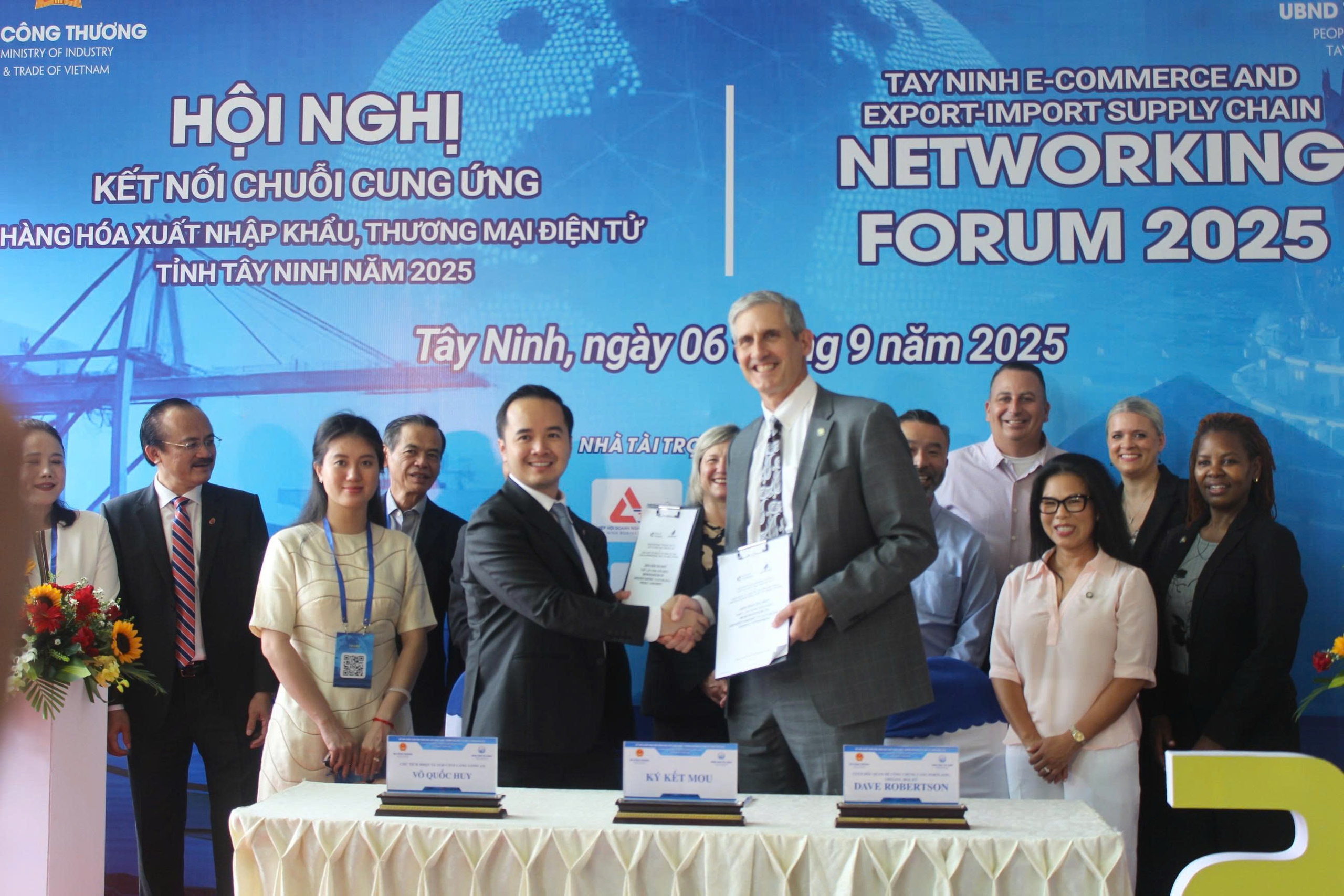 B&iacute; thư Tỉnh ủy T&acirc;y Ninh ph&aacute;t biểu cam kết tại một hội nghị quan trọng- Ảnh 3.
