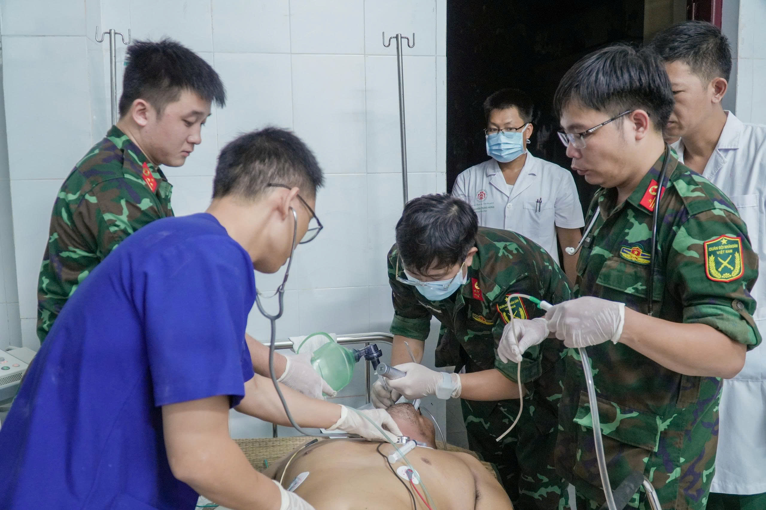 Cận cảnh di chuyển cấp cứu ngư d&acirc;n nguy kịch bằng trực thăng- Ảnh 1.
