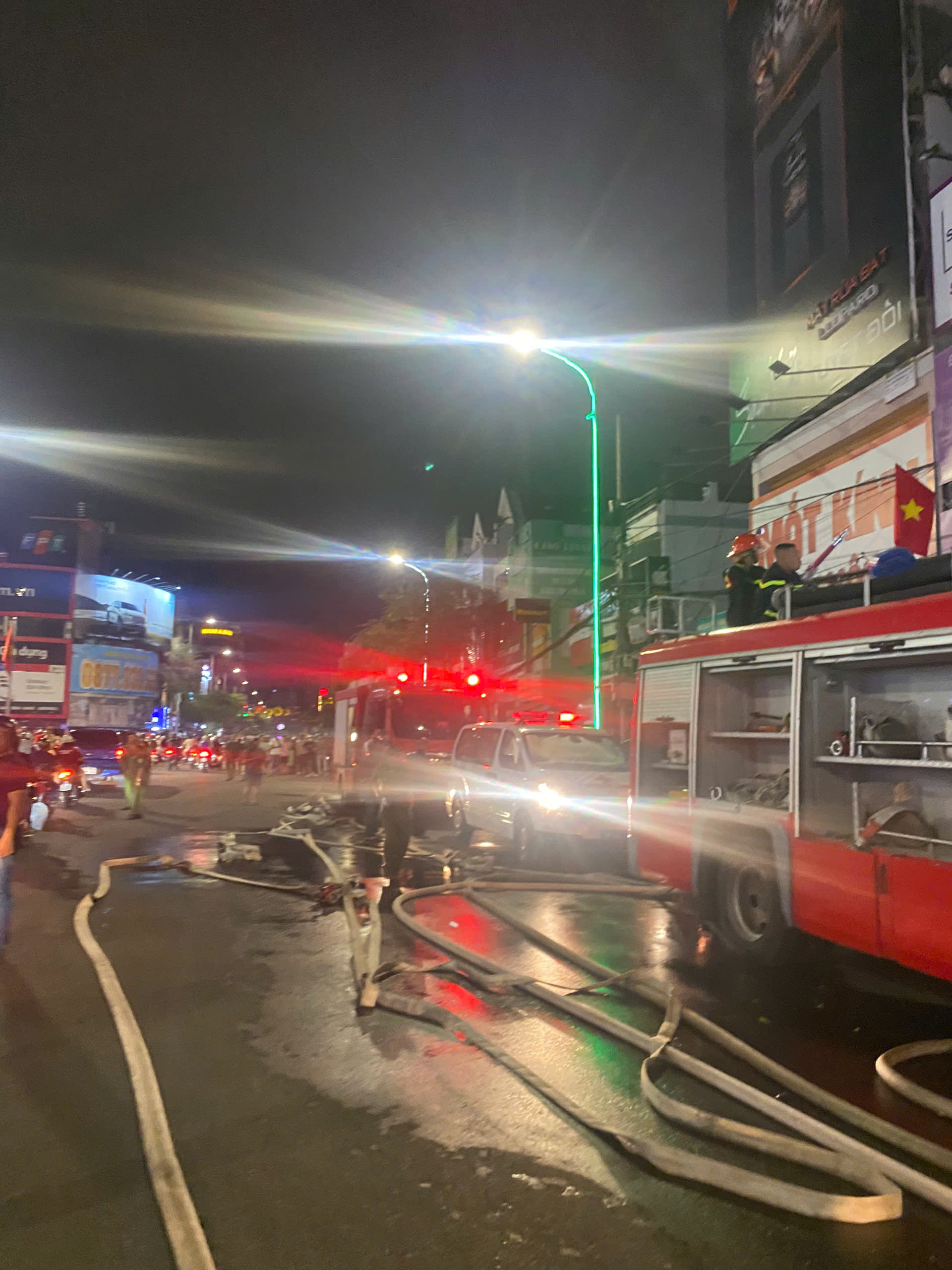 Ch&aacute;y dữ dội tại ng&ocirc;i nh&agrave; 5 tầng ở Nha Trang, thương vong hiện chưa x&aacute;c định- Ảnh 2.