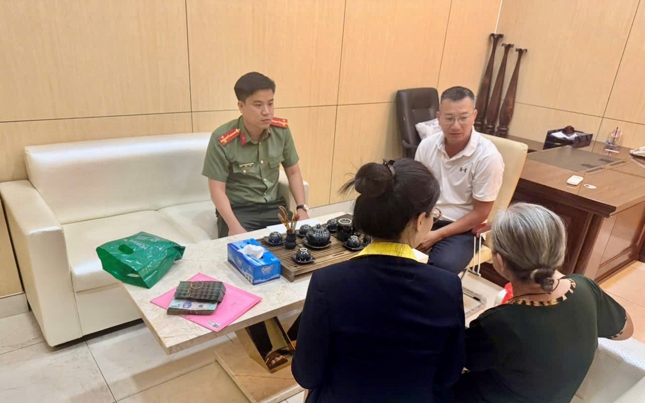 Ngăn kịp cụ bà chuẩn bị chuyển gần nửa tỉ đồng cho người lạ