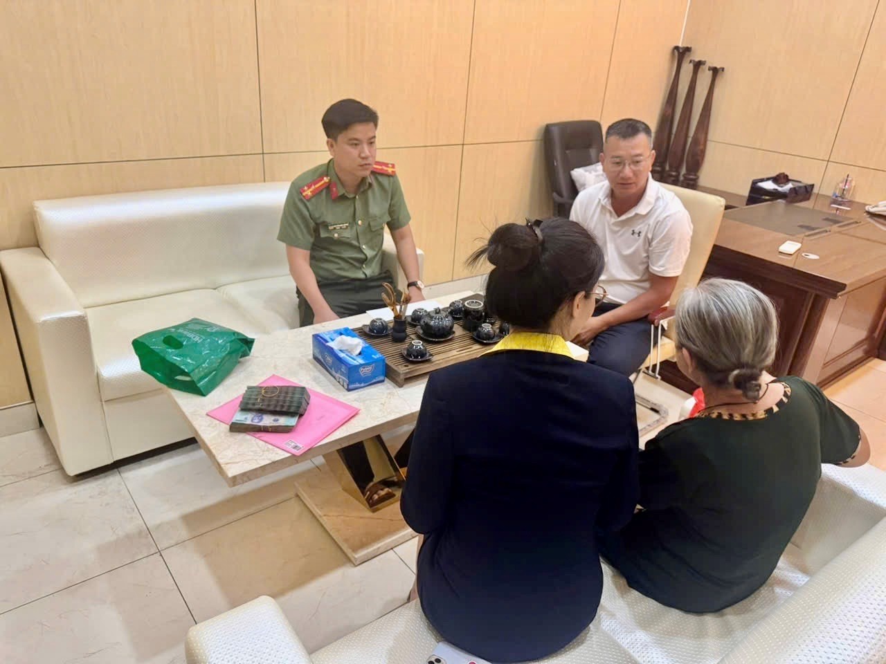 Ngăn kịp cụ b&agrave; chuẩn bị chuyển gần nửa tỉ đồng cho người lạ- Ảnh 1.