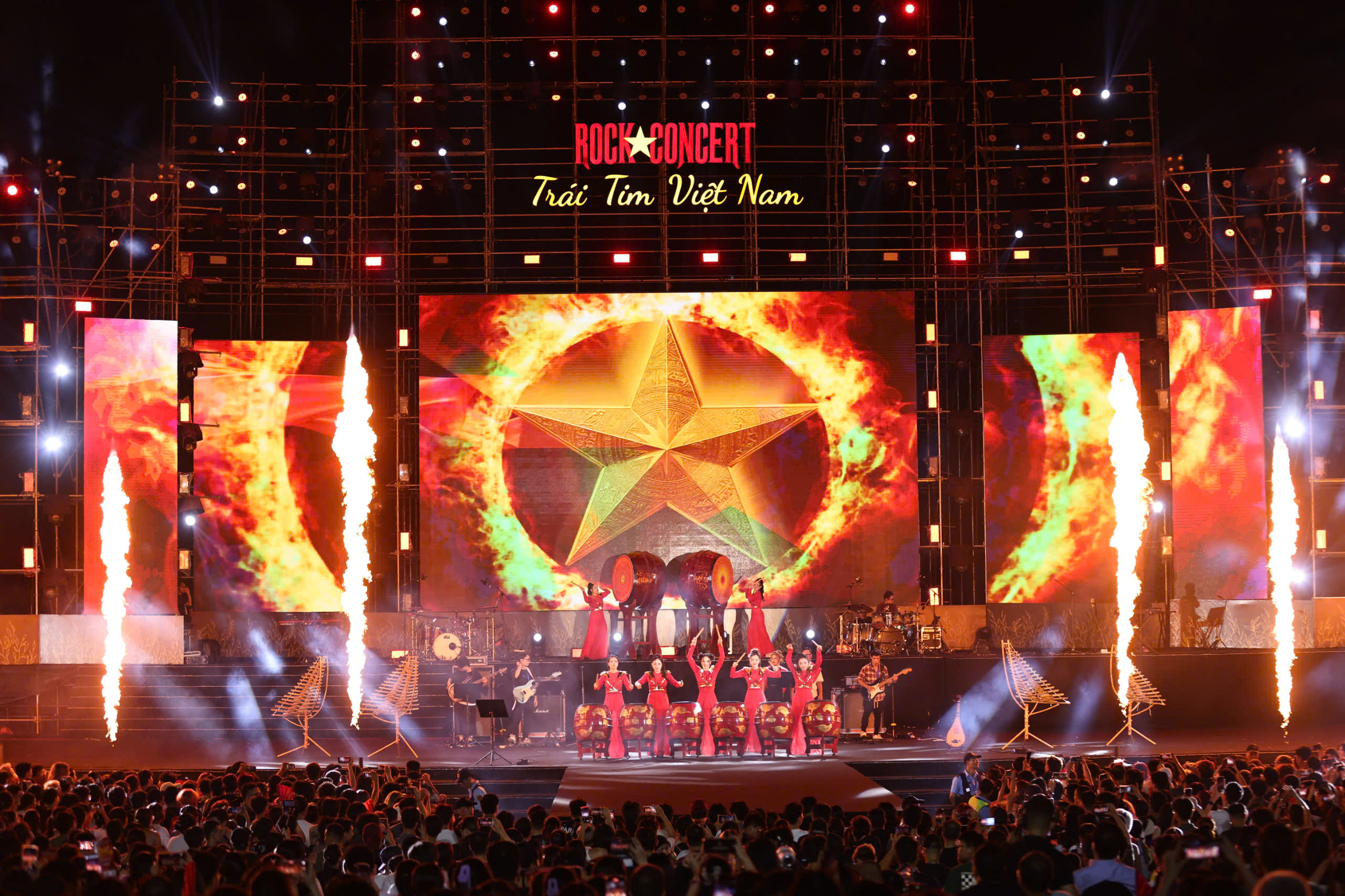 H&agrave;ng ng&agrave;n kh&aacute;n giả cuồng nhiệt với "Rock Concert - Tr&aacute;i tim Việt Nam"- Ảnh 8.