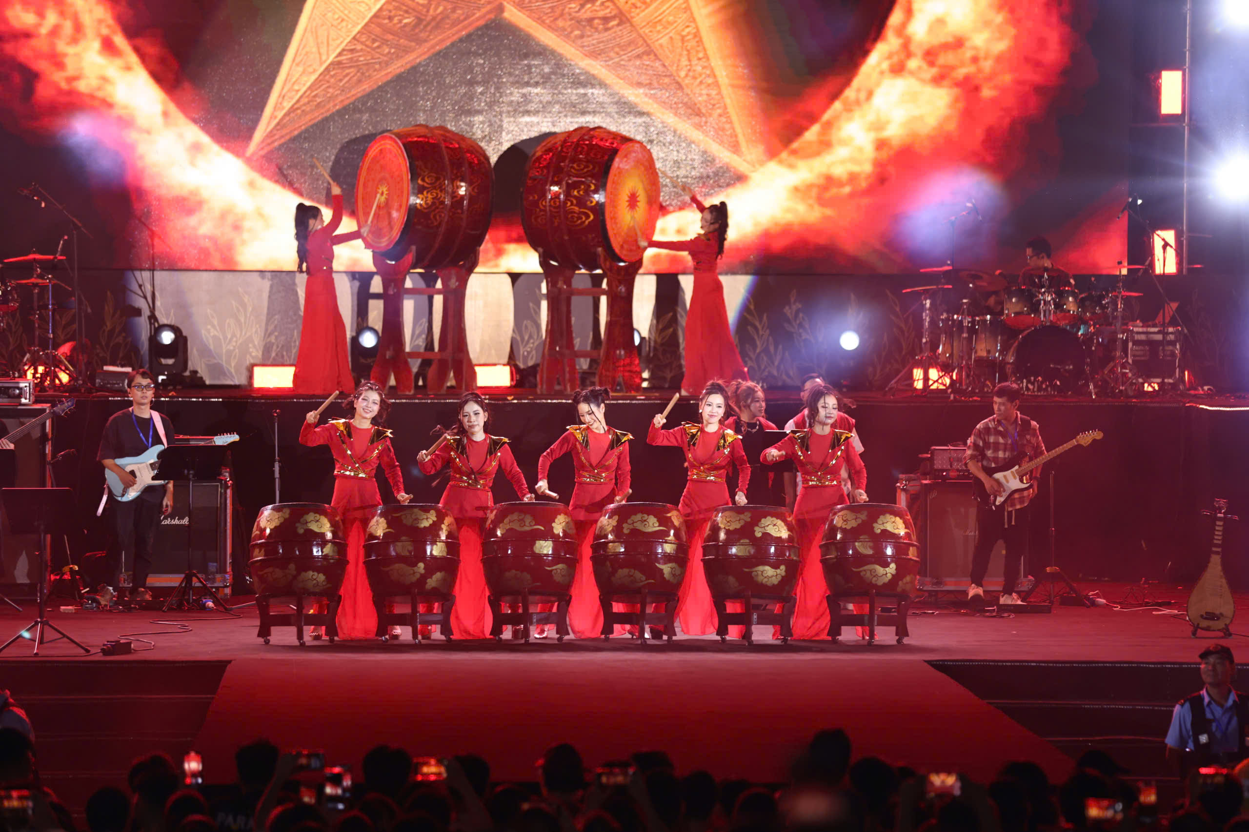H&agrave;ng ng&agrave;n kh&aacute;n giả cuồng nhiệt với "Rock Concert - Tr&aacute;i tim Việt Nam"- Ảnh 2.