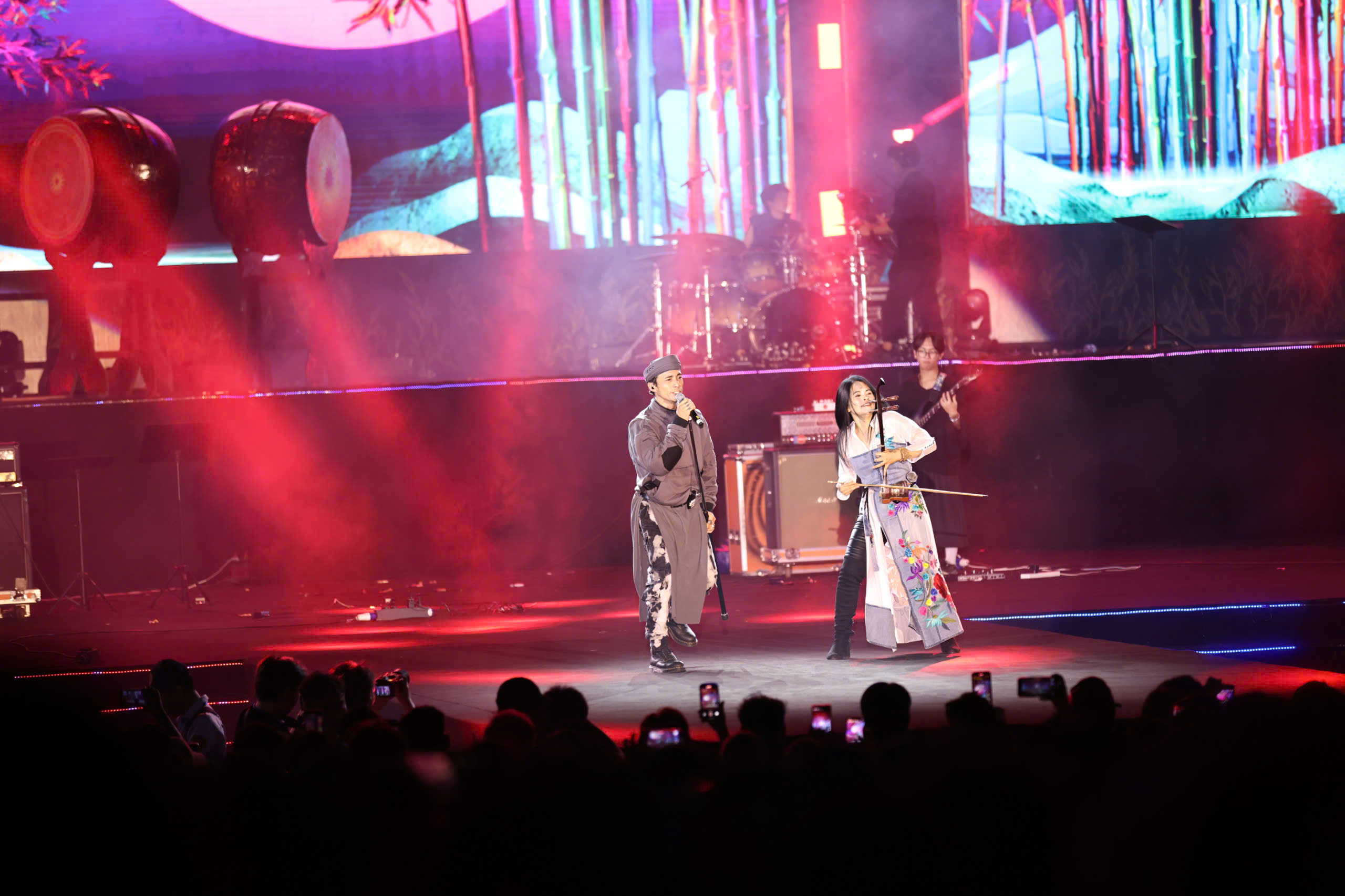 H&agrave;ng ng&agrave;n kh&aacute;n giả cuồng nhiệt với "Rock Concert - Tr&aacute;i tim Việt Nam"- Ảnh 4.
