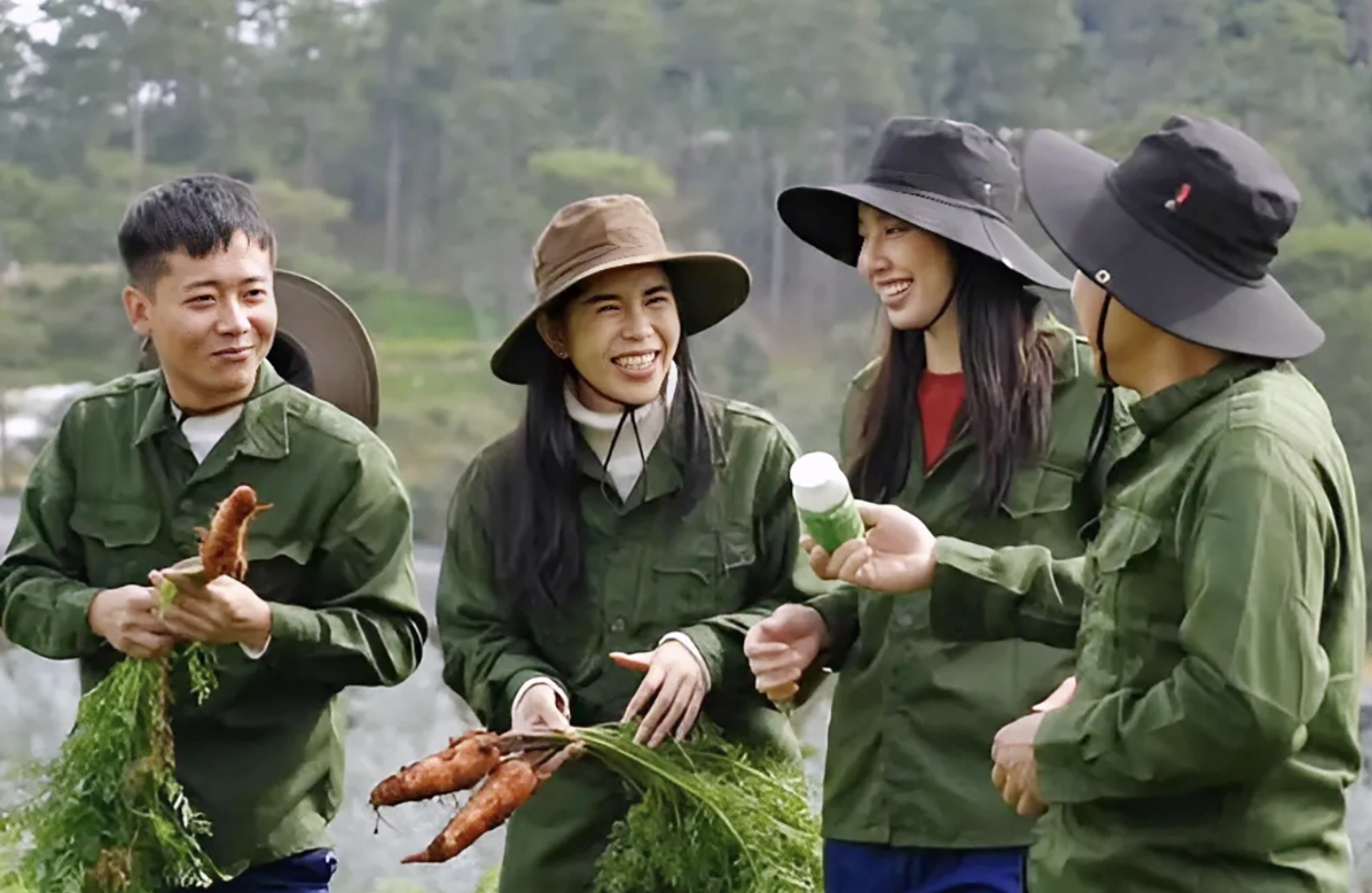 Hoa hậu Th&ugrave;y Ti&ecirc;n k&yacute; hợp đồng quảng c&aacute;o để trốn tr&aacute;ch nhiệm trong vụ kẹo Kera - Ảnh 1.