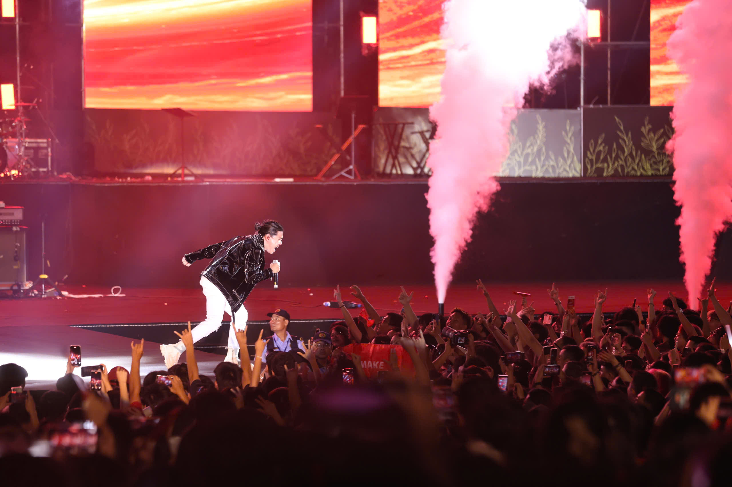H&agrave;ng ng&agrave;n kh&aacute;n giả cuồng nhiệt với "Rock Concert - Tr&aacute;i tim Việt Nam"- Ảnh 1.