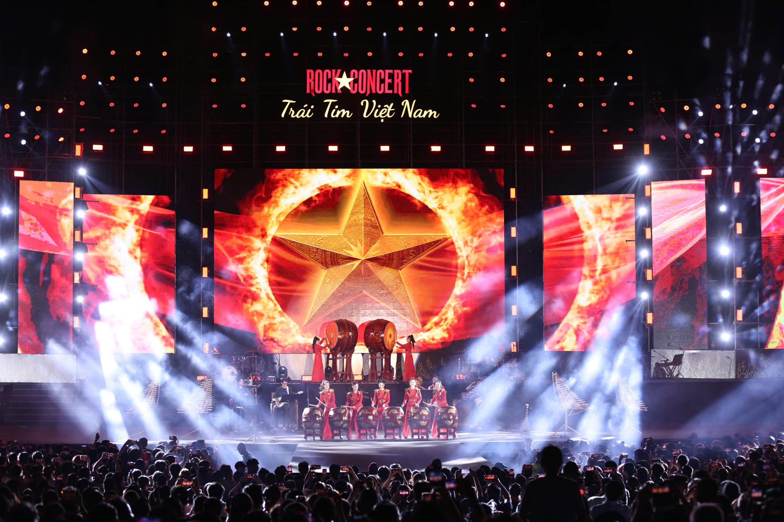 H&agrave;ng ng&agrave;n kh&aacute;n giả cuồng nhiệt với "Rock Concert - Tr&aacute;i tim Việt Nam"- Ảnh 10.