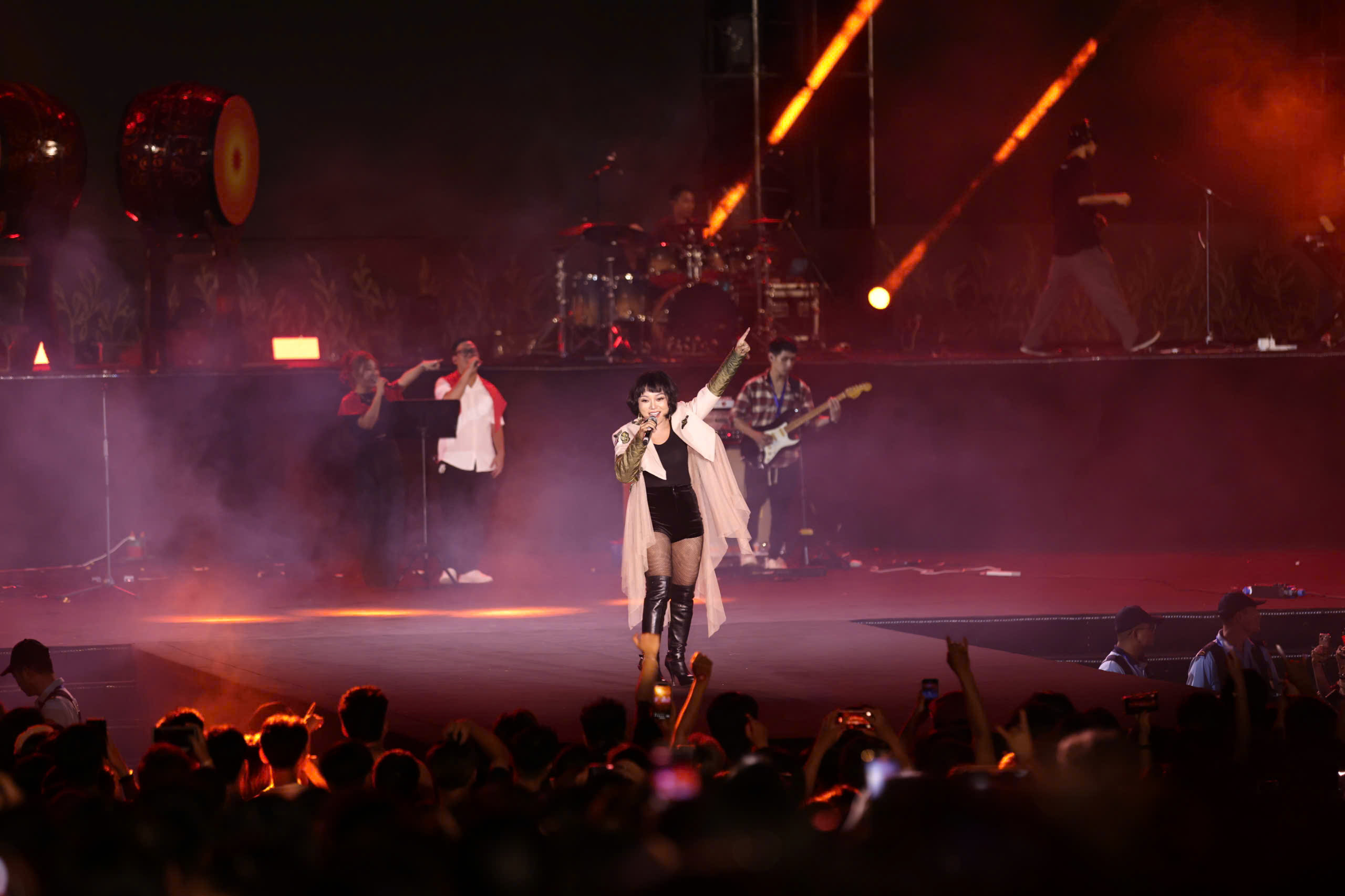 H&agrave;ng ng&agrave;n kh&aacute;n giả cuồng nhiệt với "Rock Concert - Tr&aacute;i tim Việt Nam"- Ảnh 3.