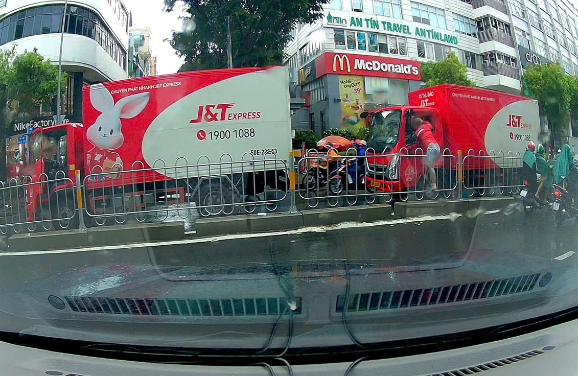 Tài xế J&T Express đánh đồng nghiệp ngay giữa đường tại TP HCM - Ảnh 1.
