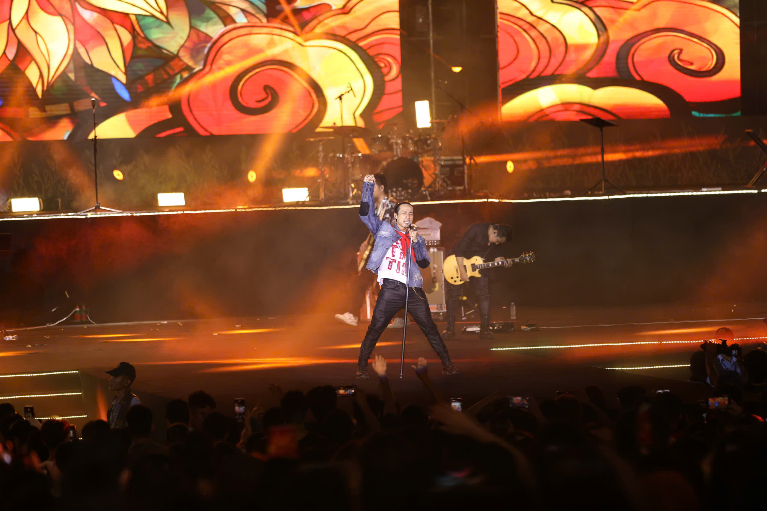 H&agrave;ng ng&agrave;n kh&aacute;n giả cuồng nhiệt với "Rock Concert - Tr&aacute;i tim Việt Nam"- Ảnh 11.