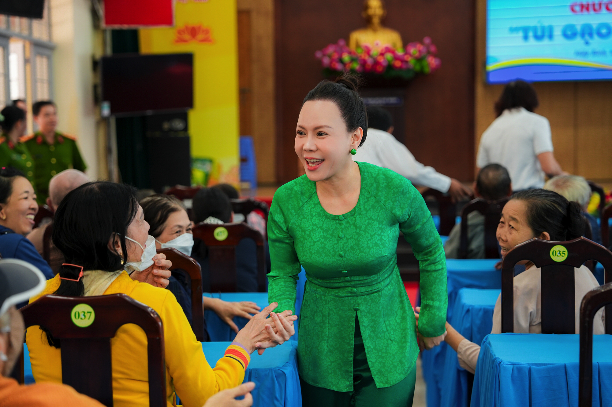 Việt Hương v&agrave; H&ograve;ai Phương trao tặng qu&agrave; &yacute; nghĩa trong dịp lễ Vu lan - Ảnh 2.