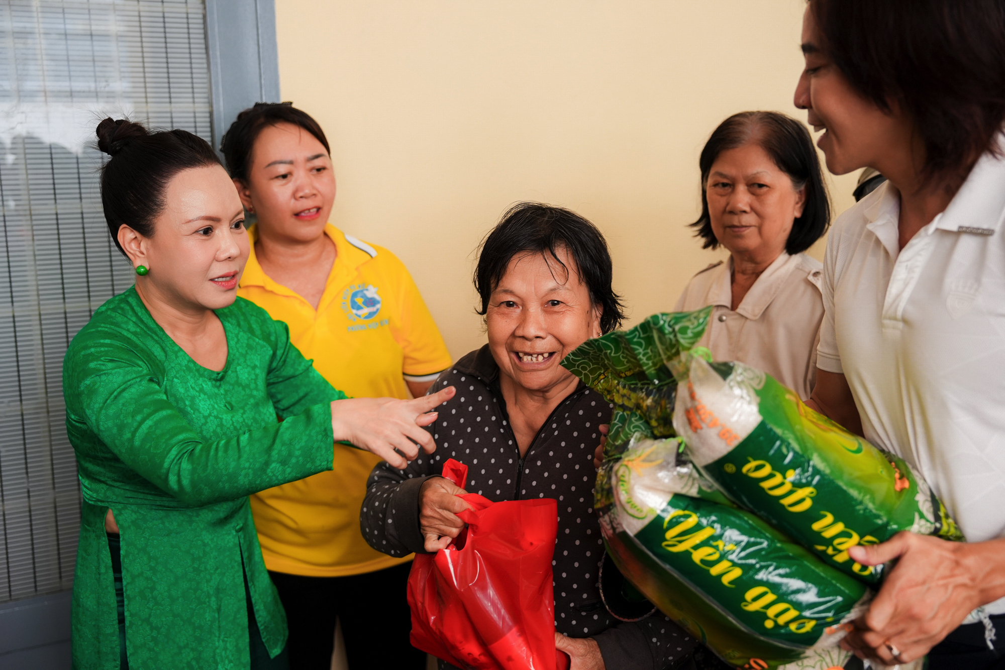 Việt Hương v&agrave; H&ograve;ai Phương trao tặng qu&agrave; &yacute; nghĩa trong dịp lễ Vu lan - Ảnh 1.