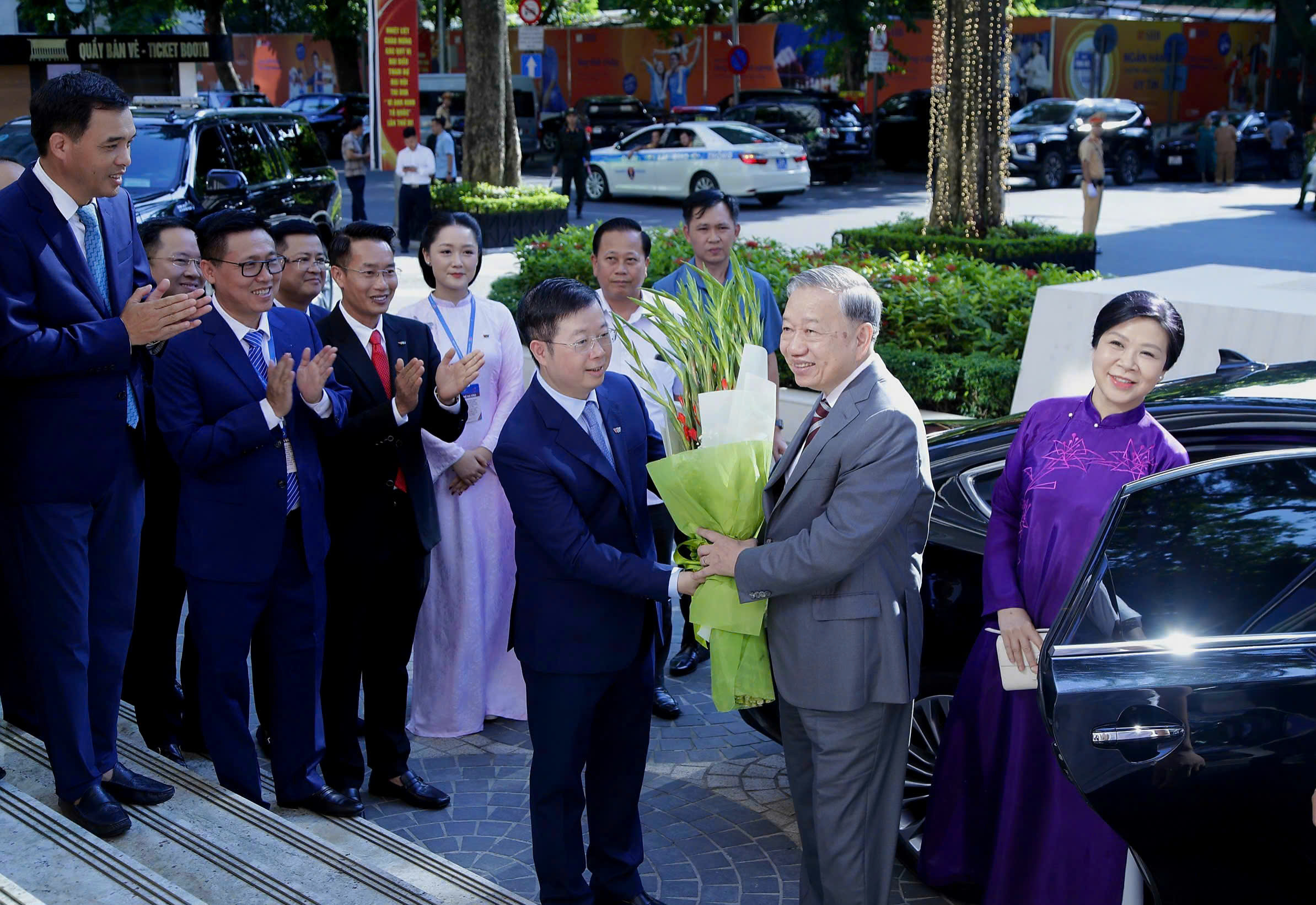 Tổng B&iacute; thư T&ocirc; L&acirc;m trao tặng Hu&acirc;n chương Lao động hạng nhất cho Đ&agrave;i Truyền h&igrave;nh Việt Nam- Ảnh 2.