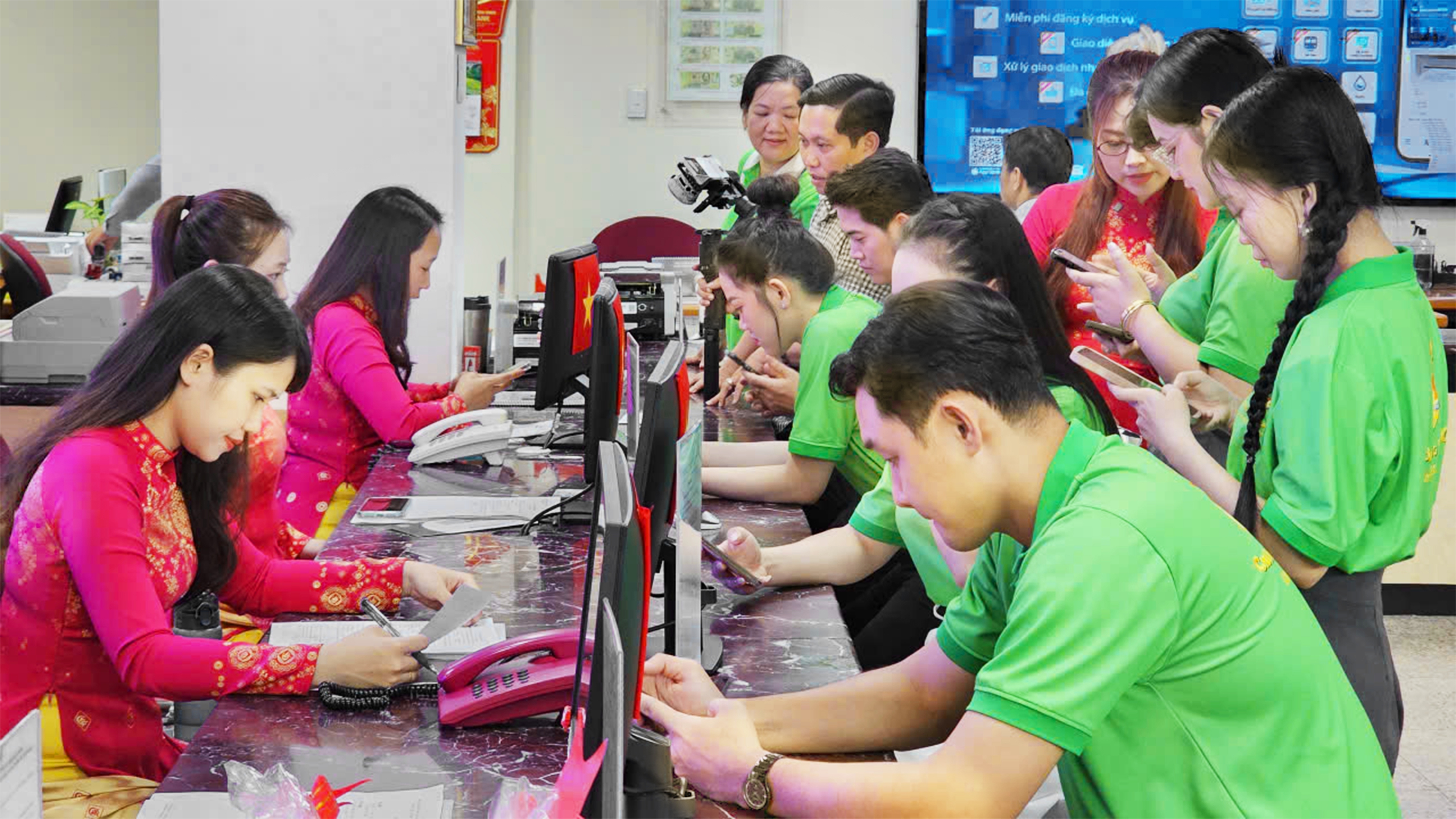 7 th&iacute; sinh chung kết Chu&ocirc;ng V&agrave;ng vọng cổ thăm, tri &acirc;n đơn vị 20 năm đồng h&agrave;nh- Ảnh 3.