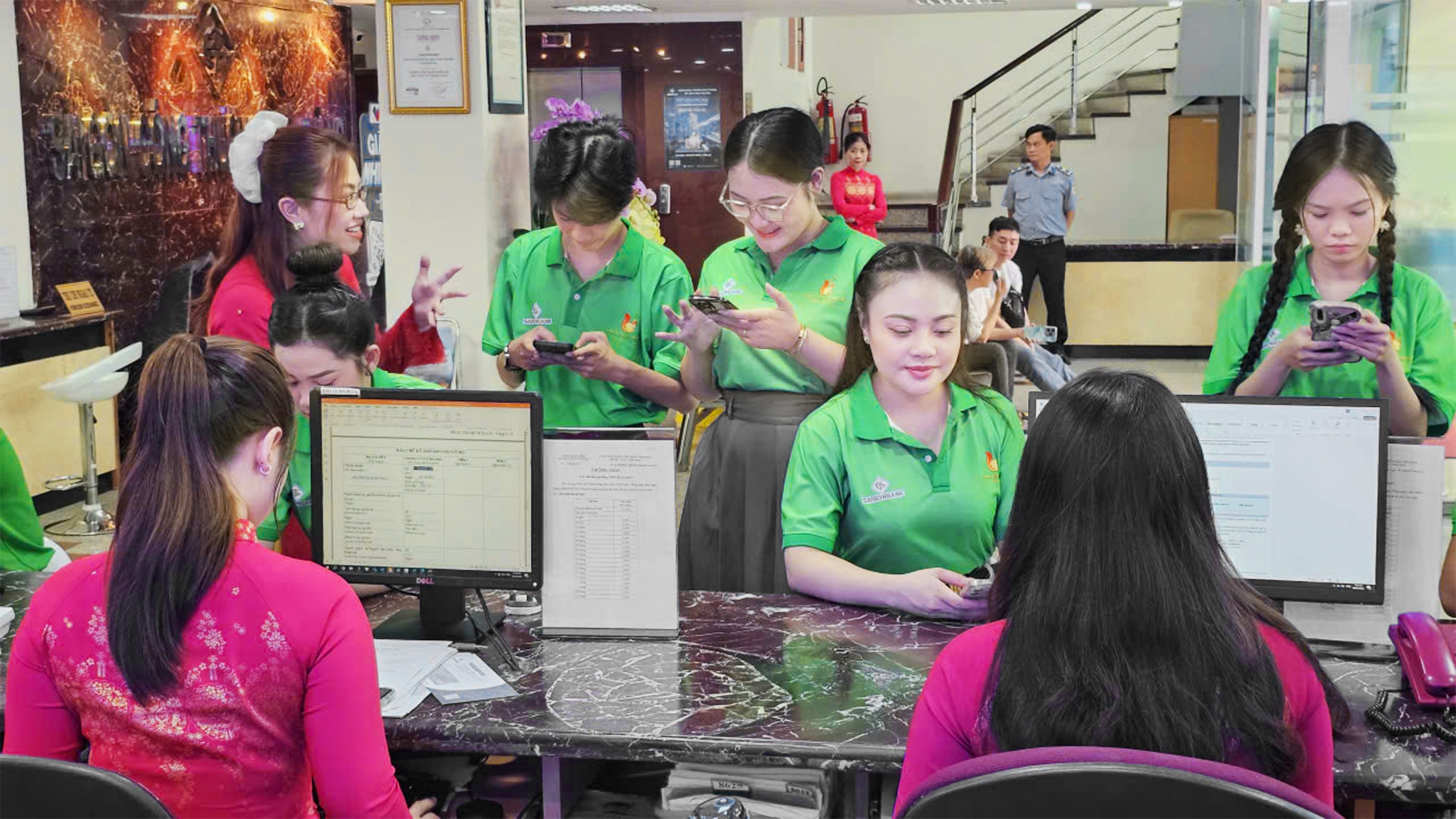 7 th&iacute; sinh chung kết Chu&ocirc;ng V&agrave;ng vọng cổ thăm, tri &acirc;n đơn vị 20 năm đồng h&agrave;nh- Ảnh 4.