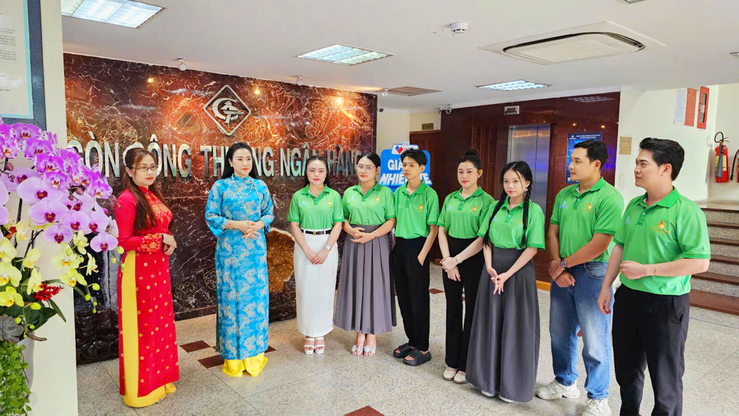 7 th&iacute; sinh chung kết Chu&ocirc;ng V&agrave;ng vọng cổ thăm, tri &acirc;n đơn vị 20 năm đồng h&agrave;nh- Ảnh 5.