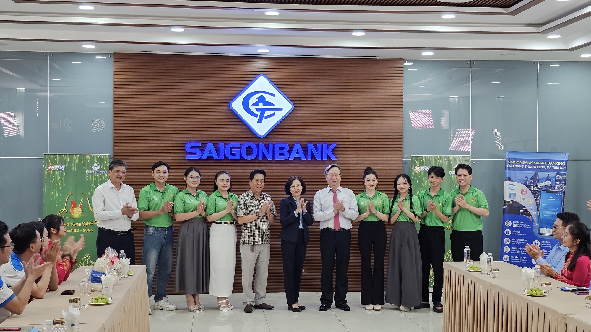 7 th&iacute; sinh chung kết Chu&ocirc;ng V&agrave;ng vọng cổ thăm, tri &acirc;n đơn vị 20 năm đồng h&agrave;nh- Ảnh 1.