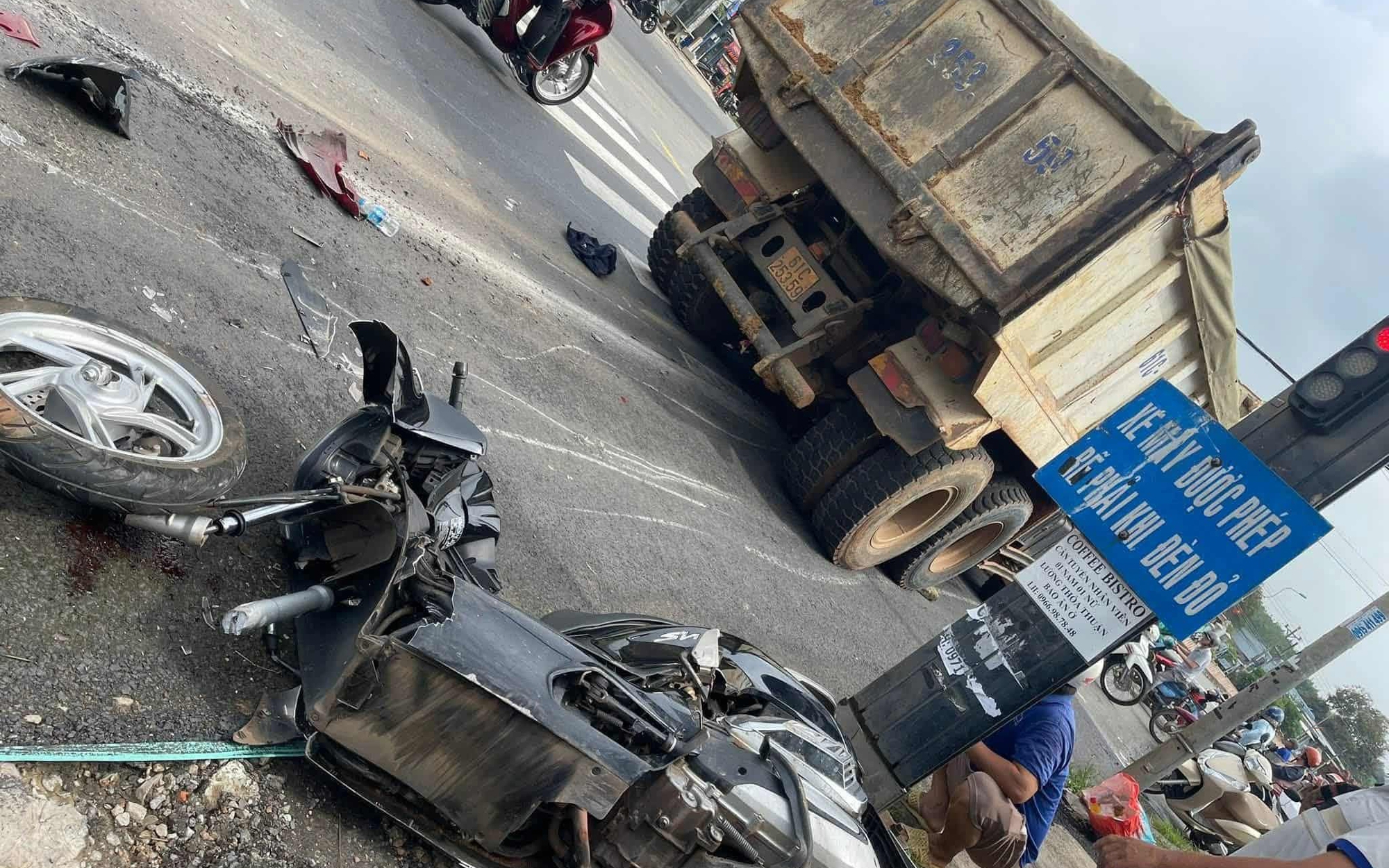 Hiện trường xe ben tông hàng loạt phương tiện đang chờ đèn đỏ ở TP HCM