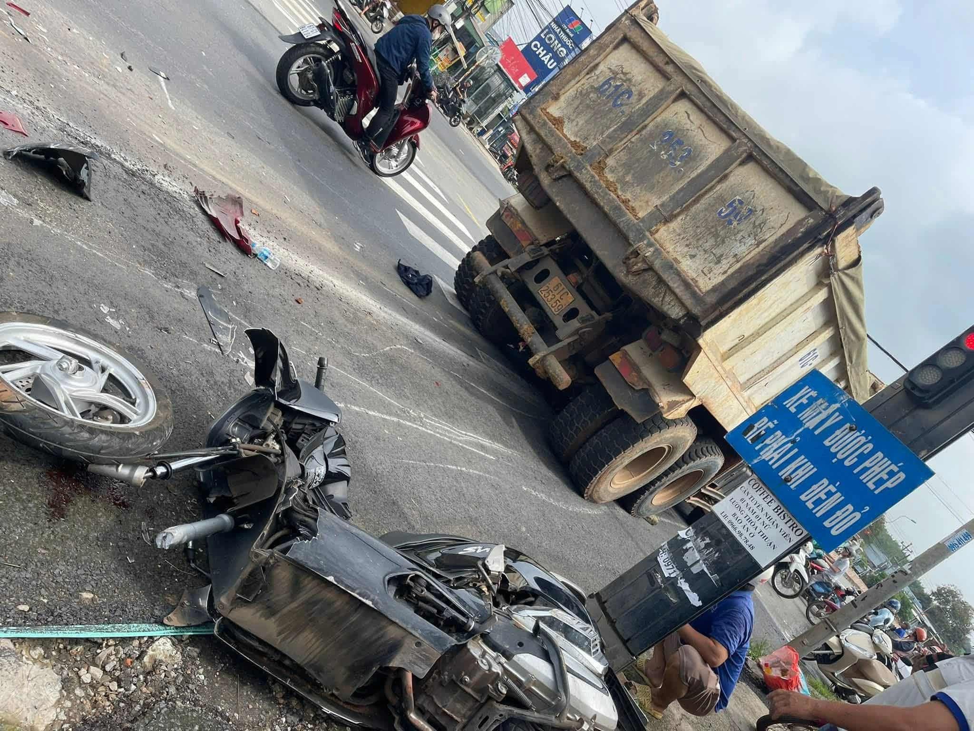 Hiện trường xe ben t&ocirc;ng h&agrave;ng loạt phương tiện đang chờ đ&egrave;n đỏ ở TP HCM- Ảnh 1.