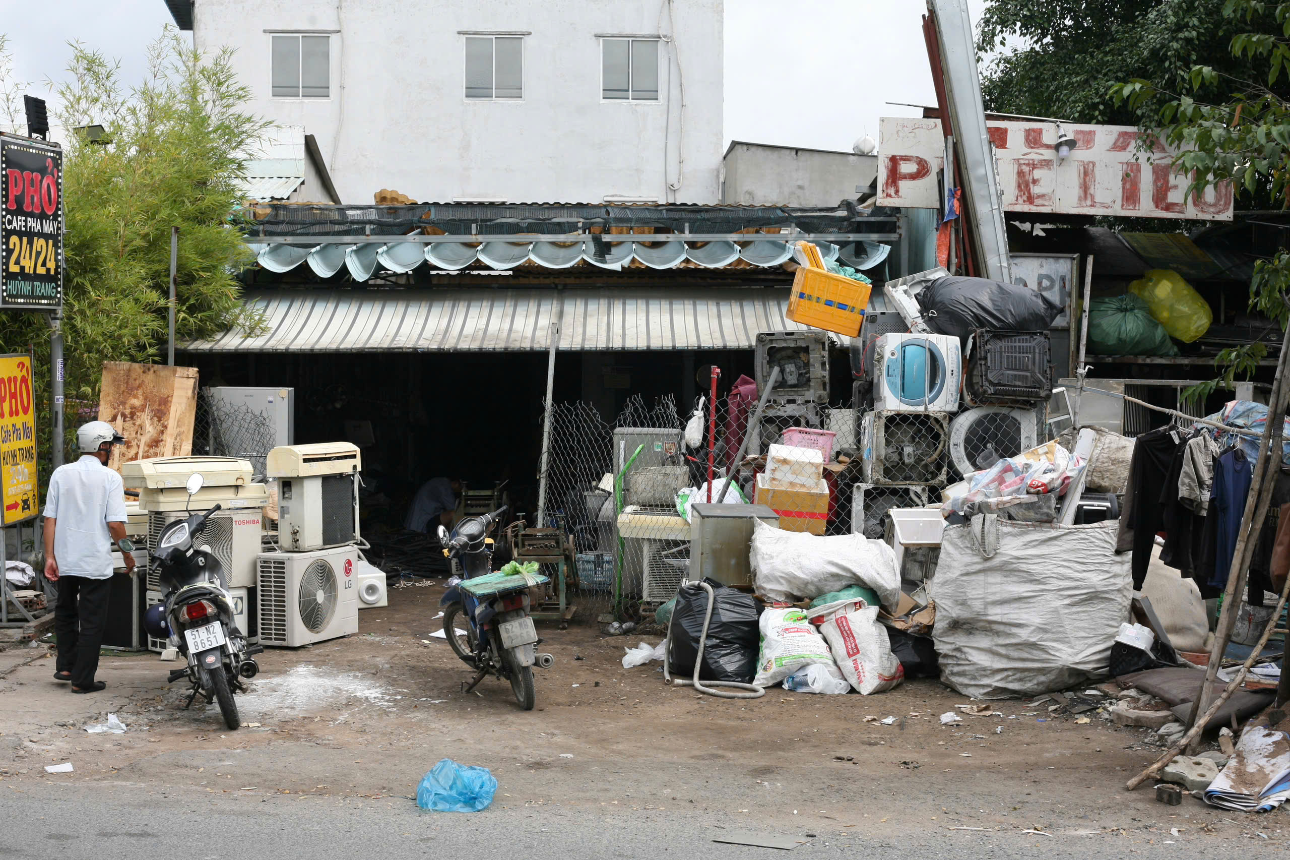  Hiểm họa tiềm t&agrave;ng từ h&agrave;ng ng&agrave;n vựa phế liệu: Tổng r&agrave; so&aacute;t ... - Ảnh 1.