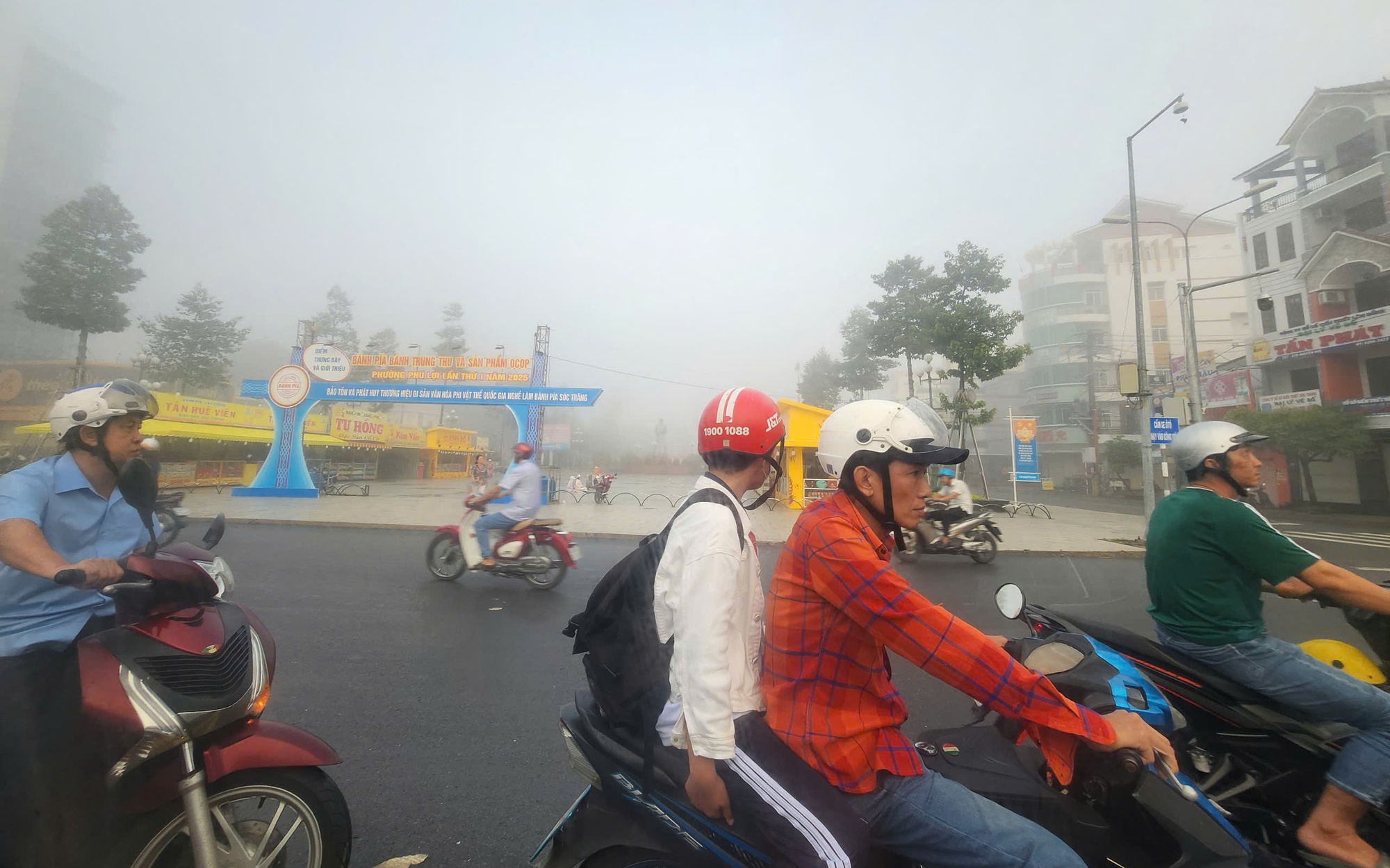 Lý do sương mù bất ngờ xuất hiện dày đặc nhiều nơi ở Cần Thơ