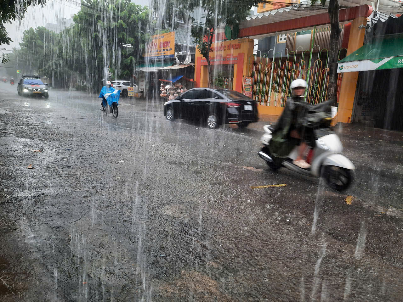 Cơn mưa k&eacute;o d&agrave;i ở TP HCM - Ảnh 2.
