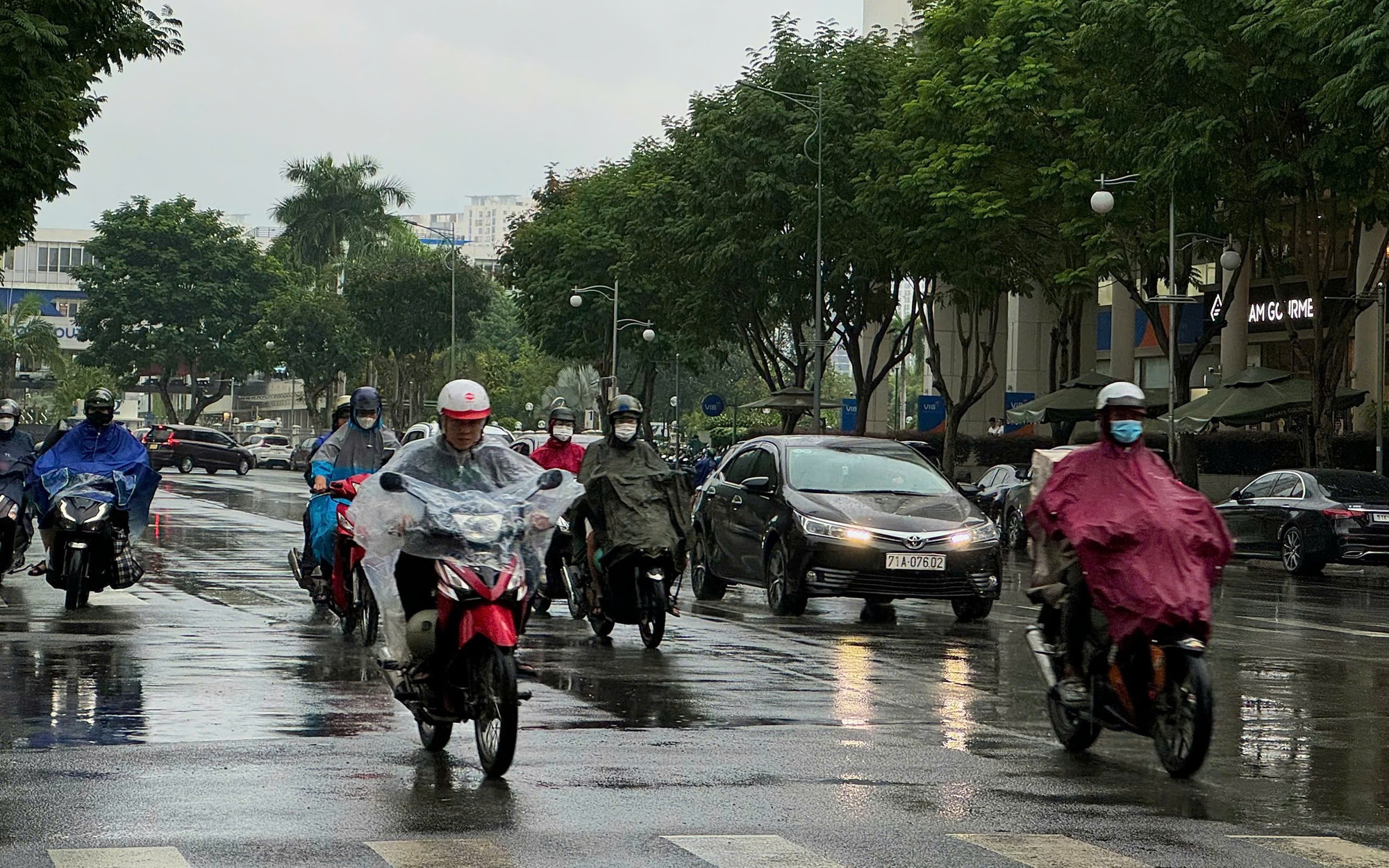 Hôm nay TP HCM mưa dai dẳng, vì sao?